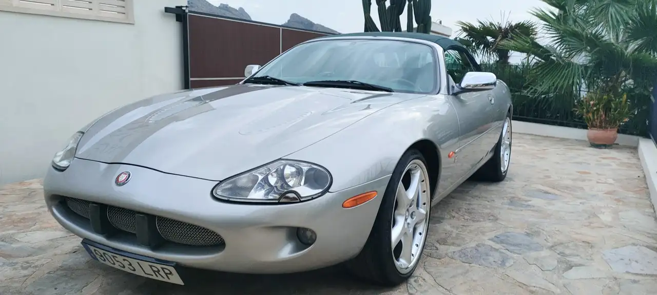 Jaguar XKR Cabriolet met groen interieur., foto 3
