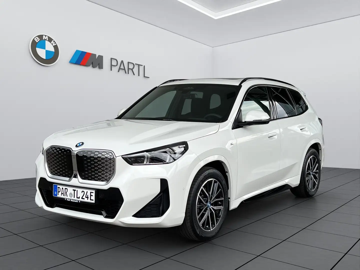 BMW iX1 eDrive20 M-Sport ACC 360° Pano H/K Massage Weiß - 1