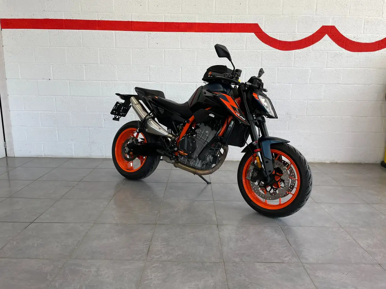 KTM 890 Duke R