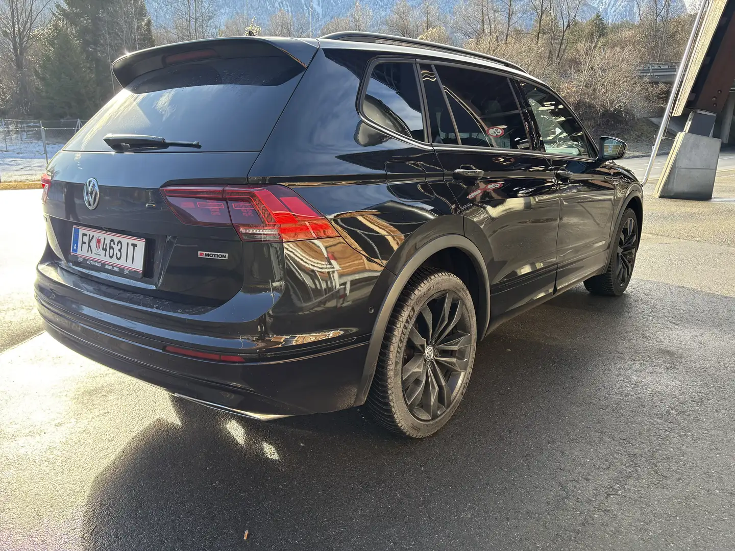 Volkswagen Tiguan Allspace 2,0 TDI SCR 4Motion R-Line DSG Schwarz - 2