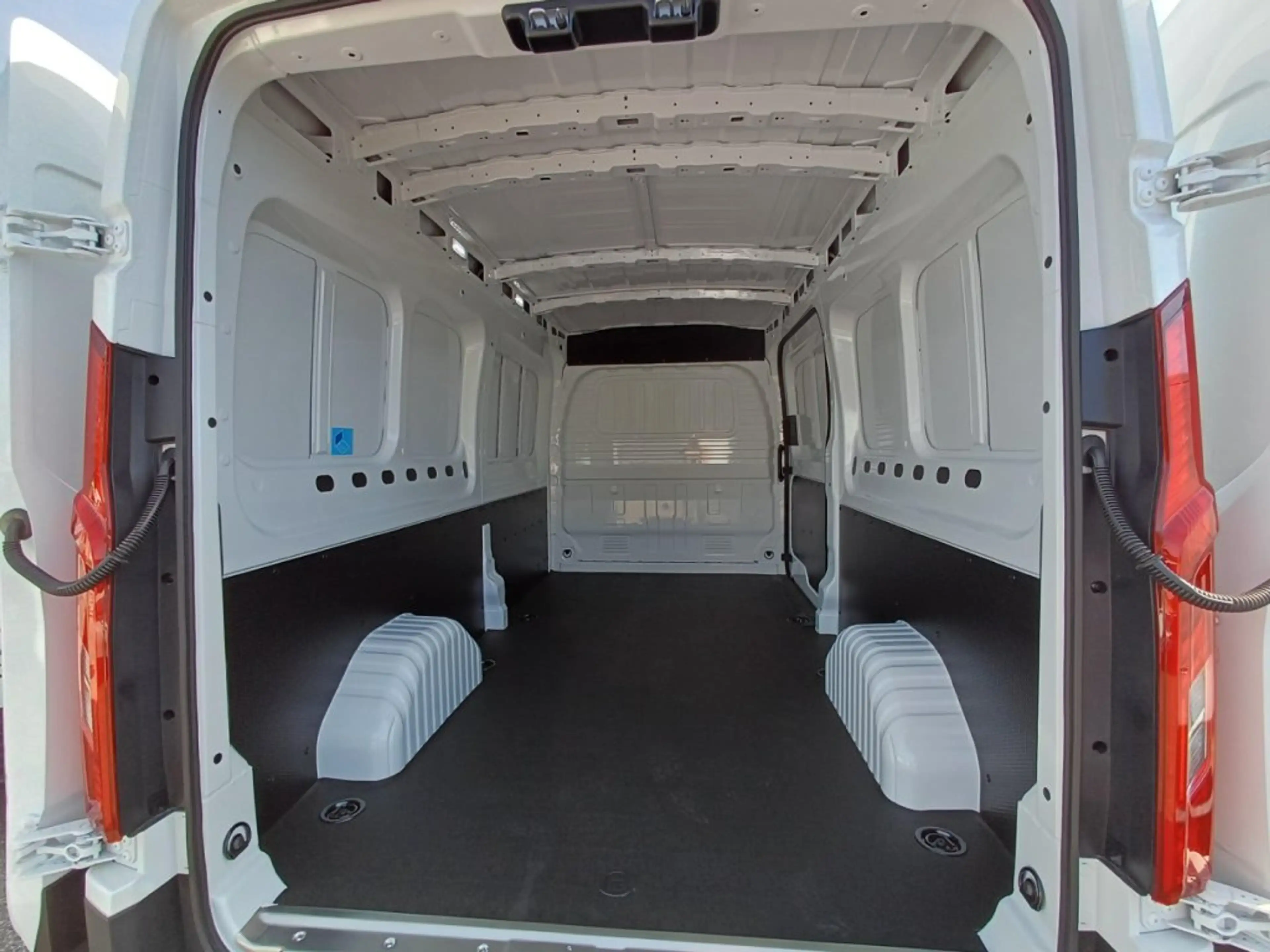 Maxus Deliver 9 L3H2 — photo 7