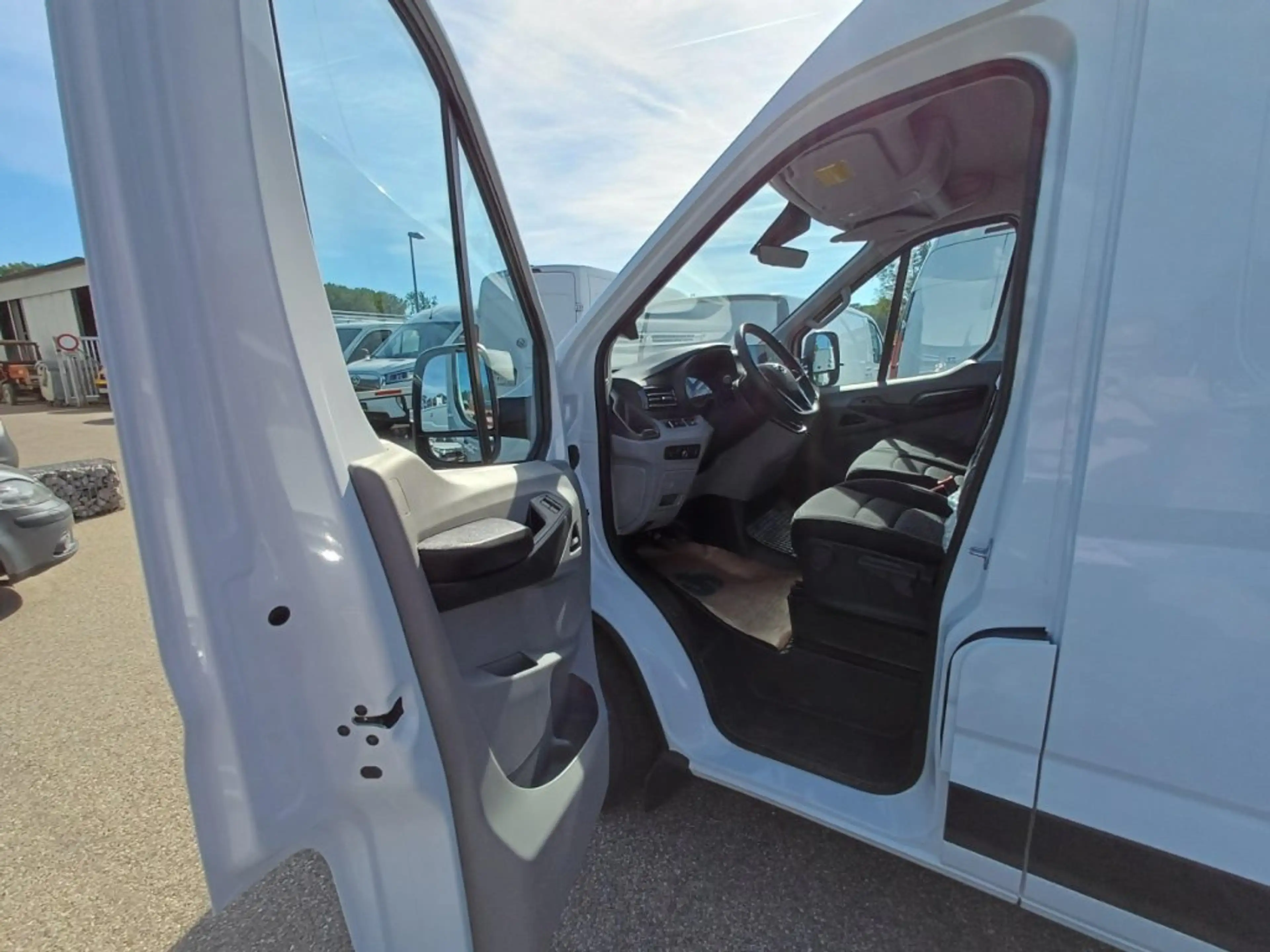 Maxus Deliver 9 L3H2 — photo 12
