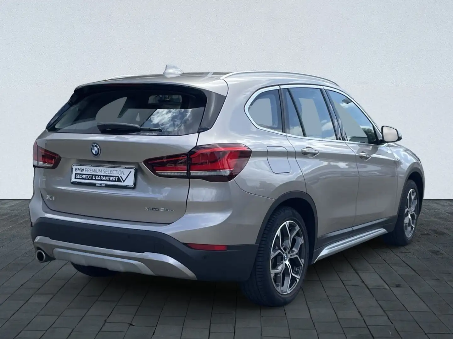 BMW X1 xDrive25e X Line Navi LED Pano RFK Tempo 18" Plateado - 2