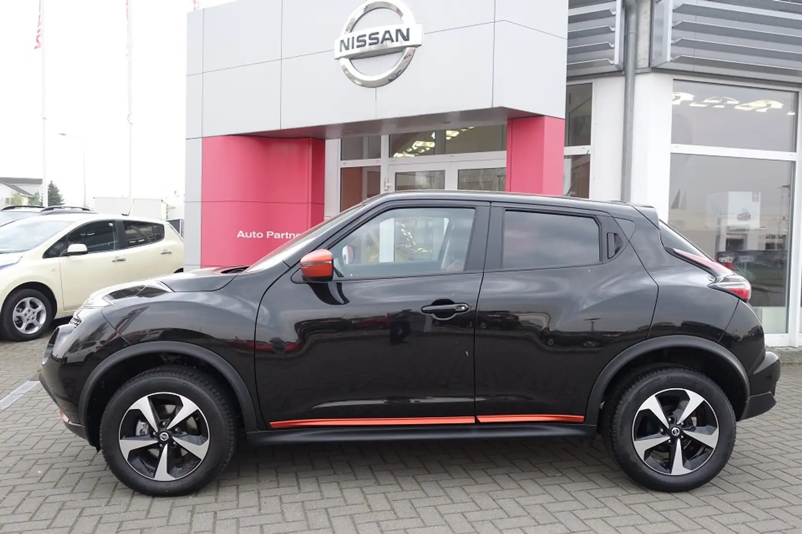 Nissan Juke 1.6 CVT 4x2 N-Connecta Schwarz - 2