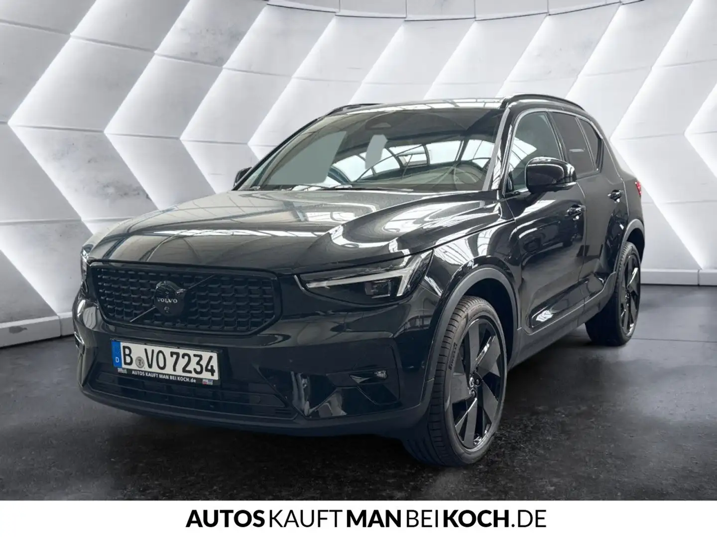 Volvo XC40 Black Edition B3 Mild-Hybrid Benzin Plus Schwarz - 2