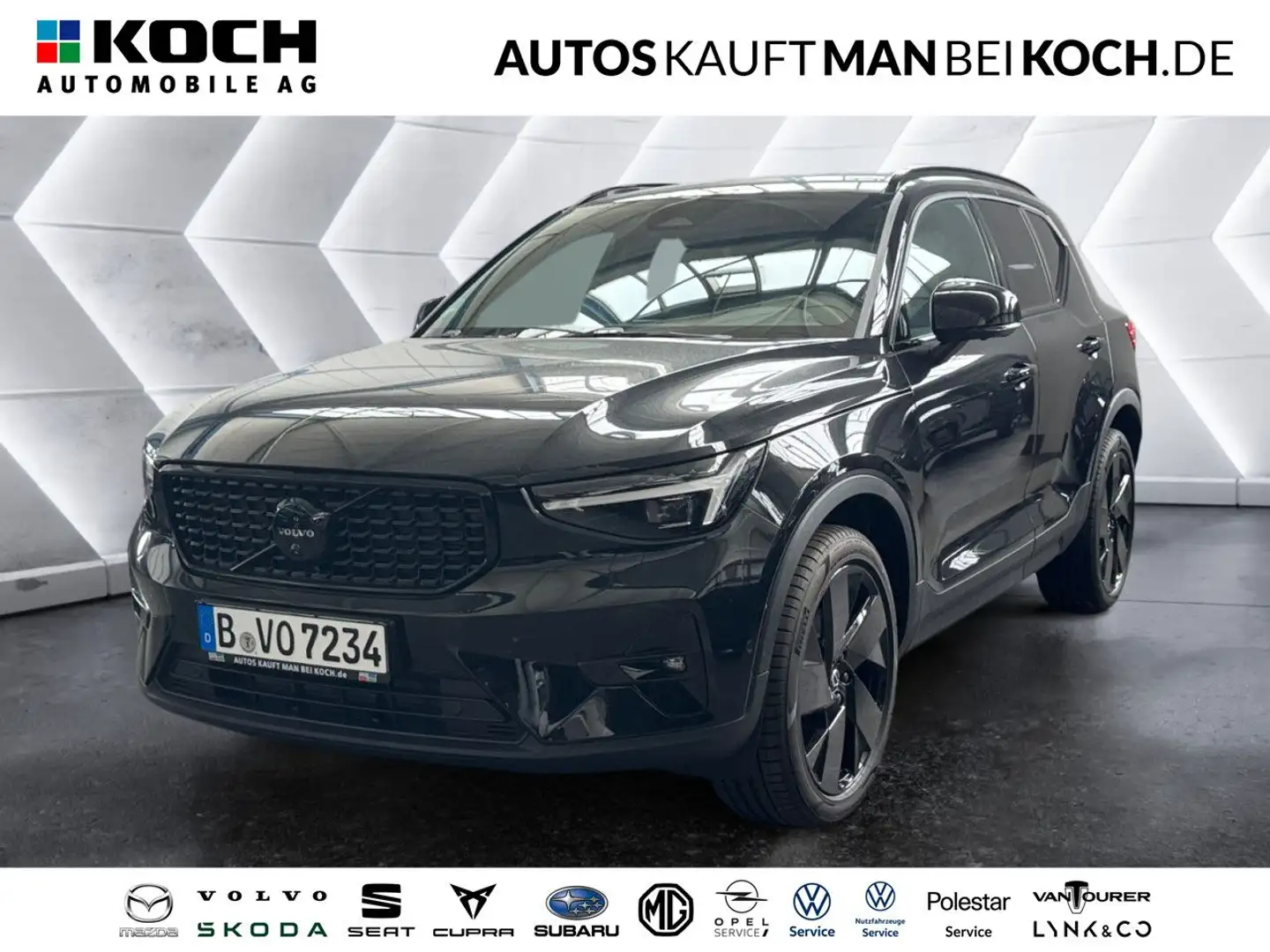 Volvo XC40 Black Edition B3 Mild-Hybrid Benzin Plus Schwarz - 1