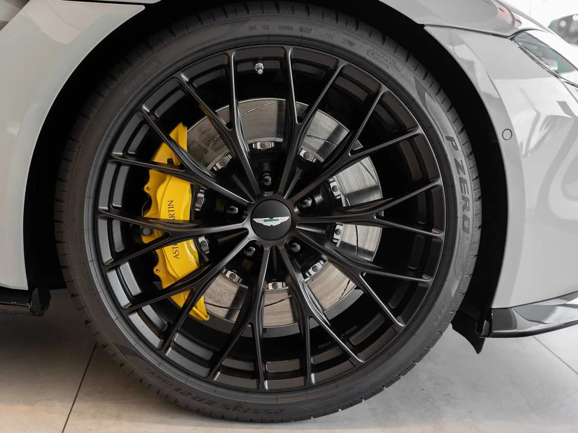 애스턴마틴 밴티지 V8 Coupe 2023 화이트 사진 3