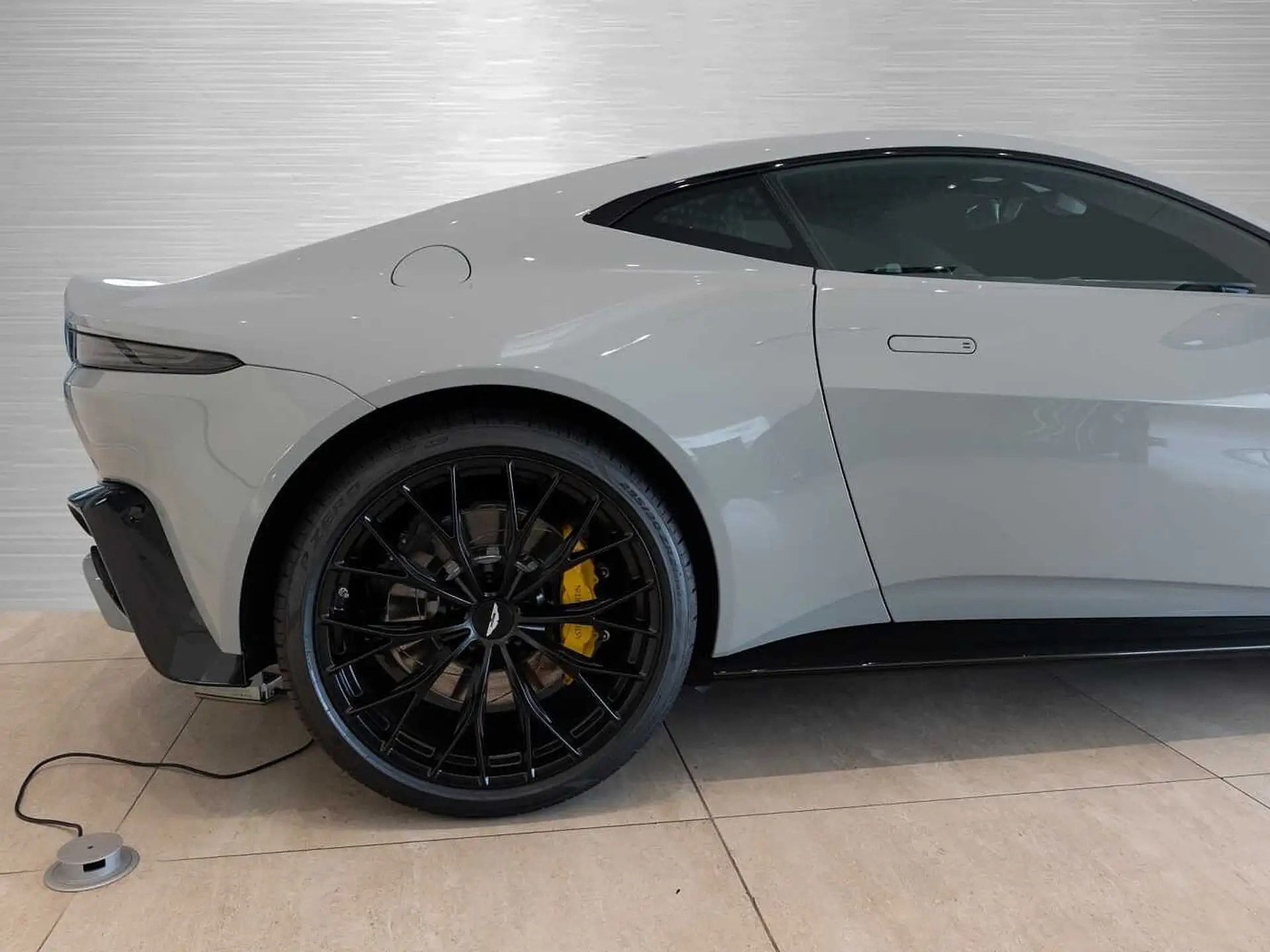 애스턴마틴 밴티지 V8 Coupe 2023 화이트 사진 8