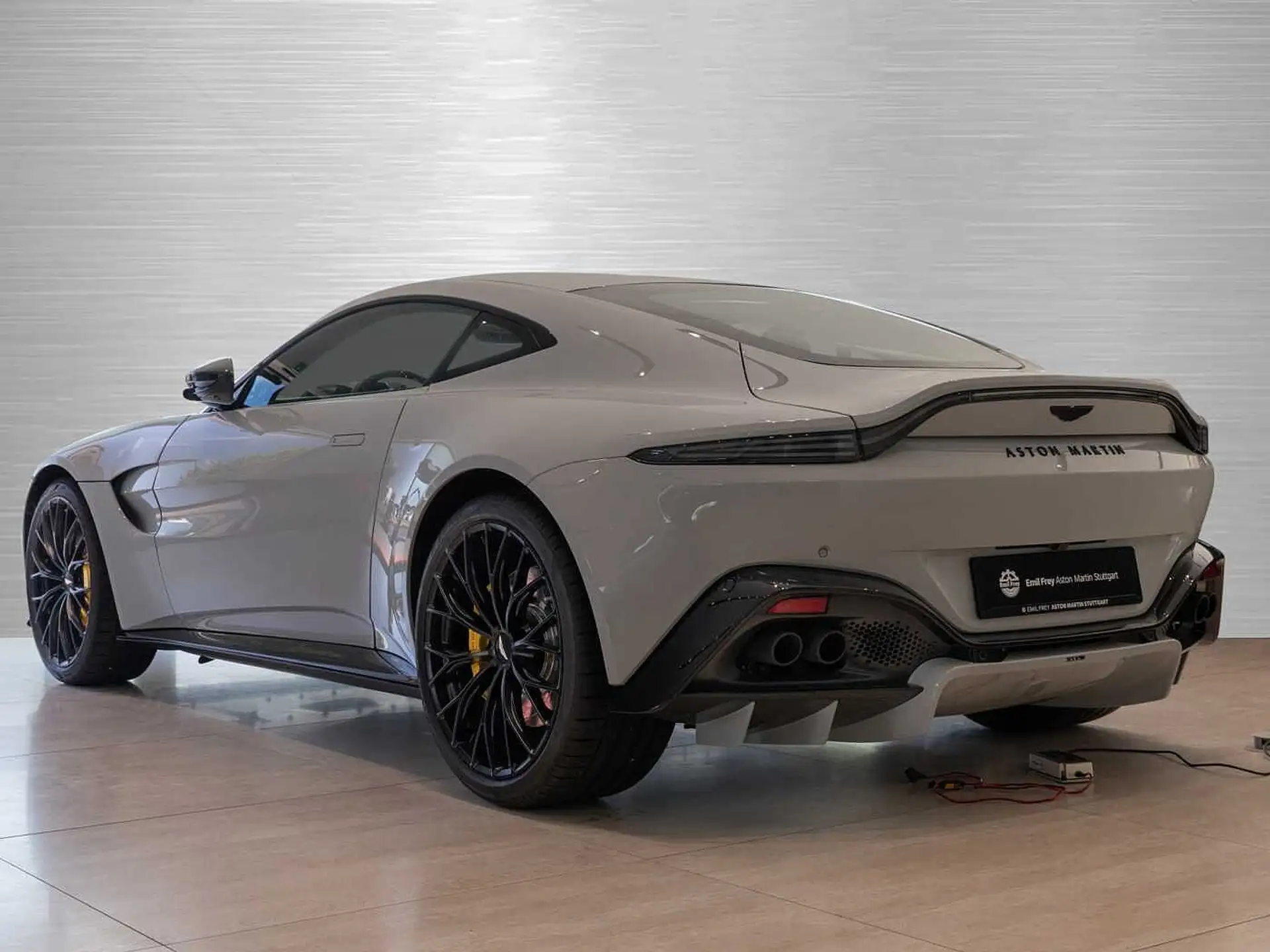 애스턴마틴 밴티지 V8 Coupe 2023 화이트 사진 2