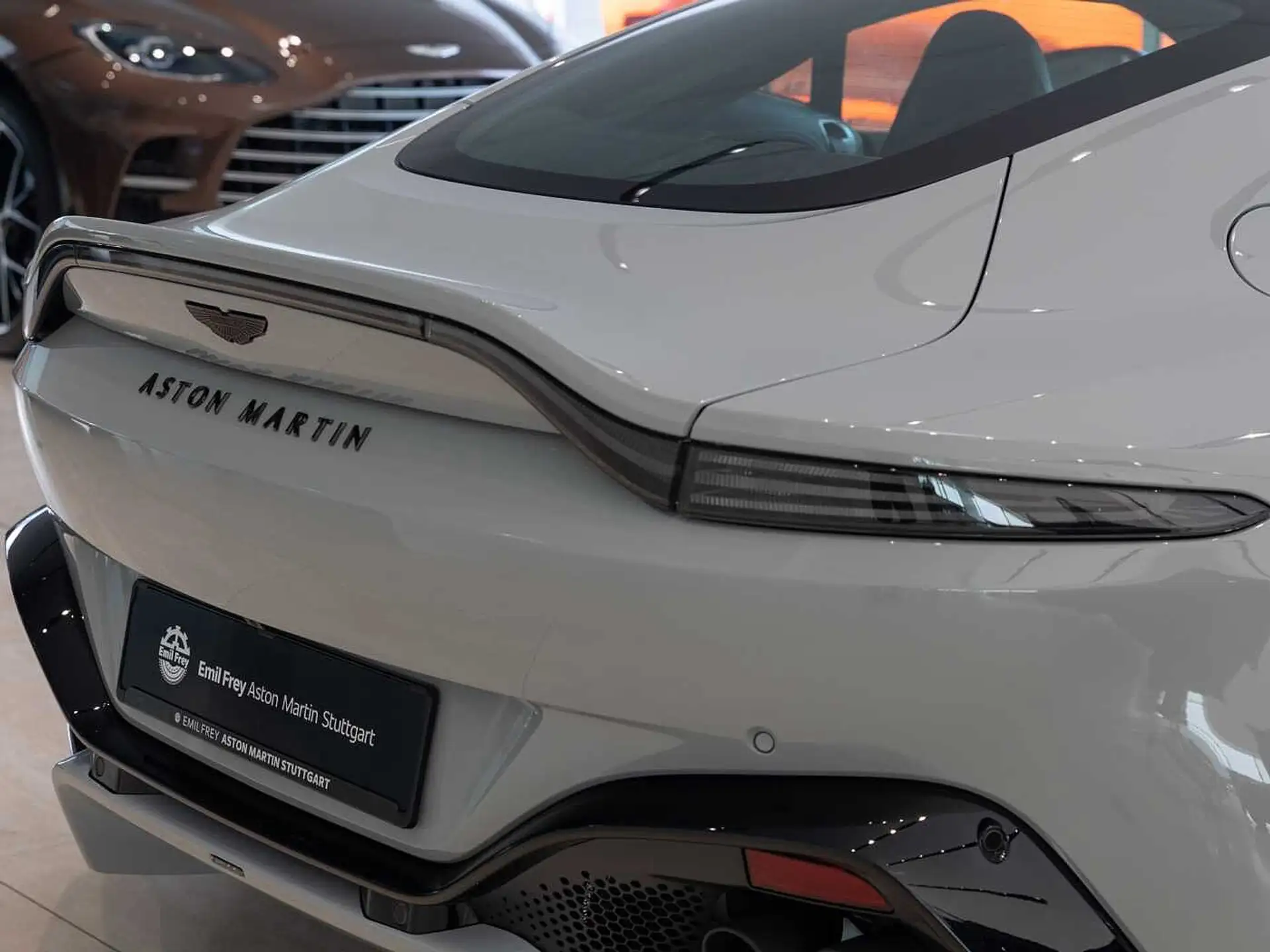 애스턴마틴 밴티지 V8 Coupe 2023 화이트 사진 5