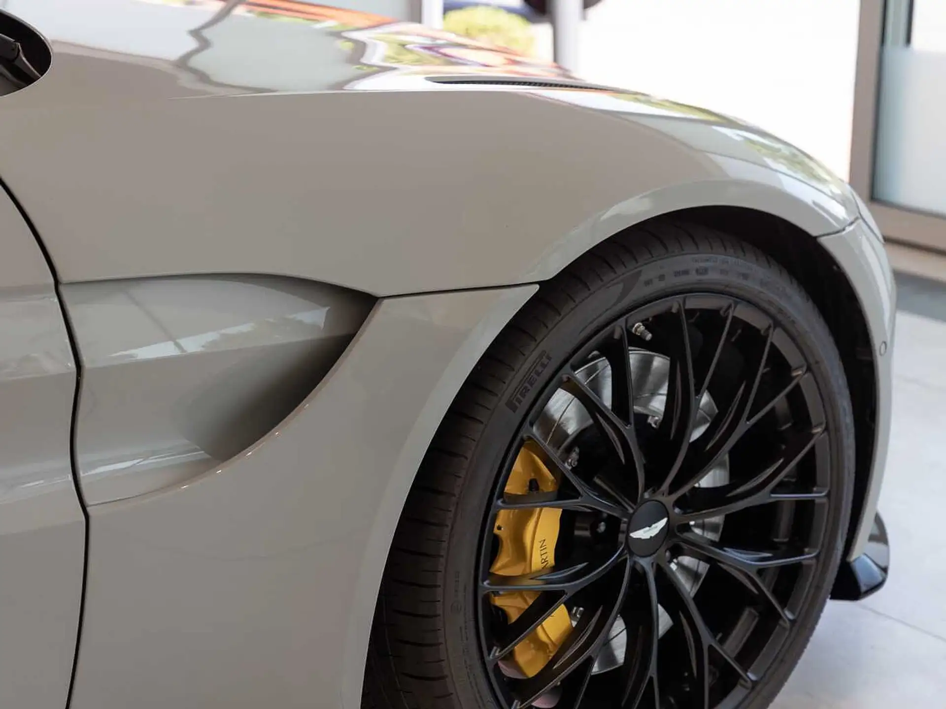 애스턴마틴 밴티지 V8 Coupe 2023 화이트 사진 6