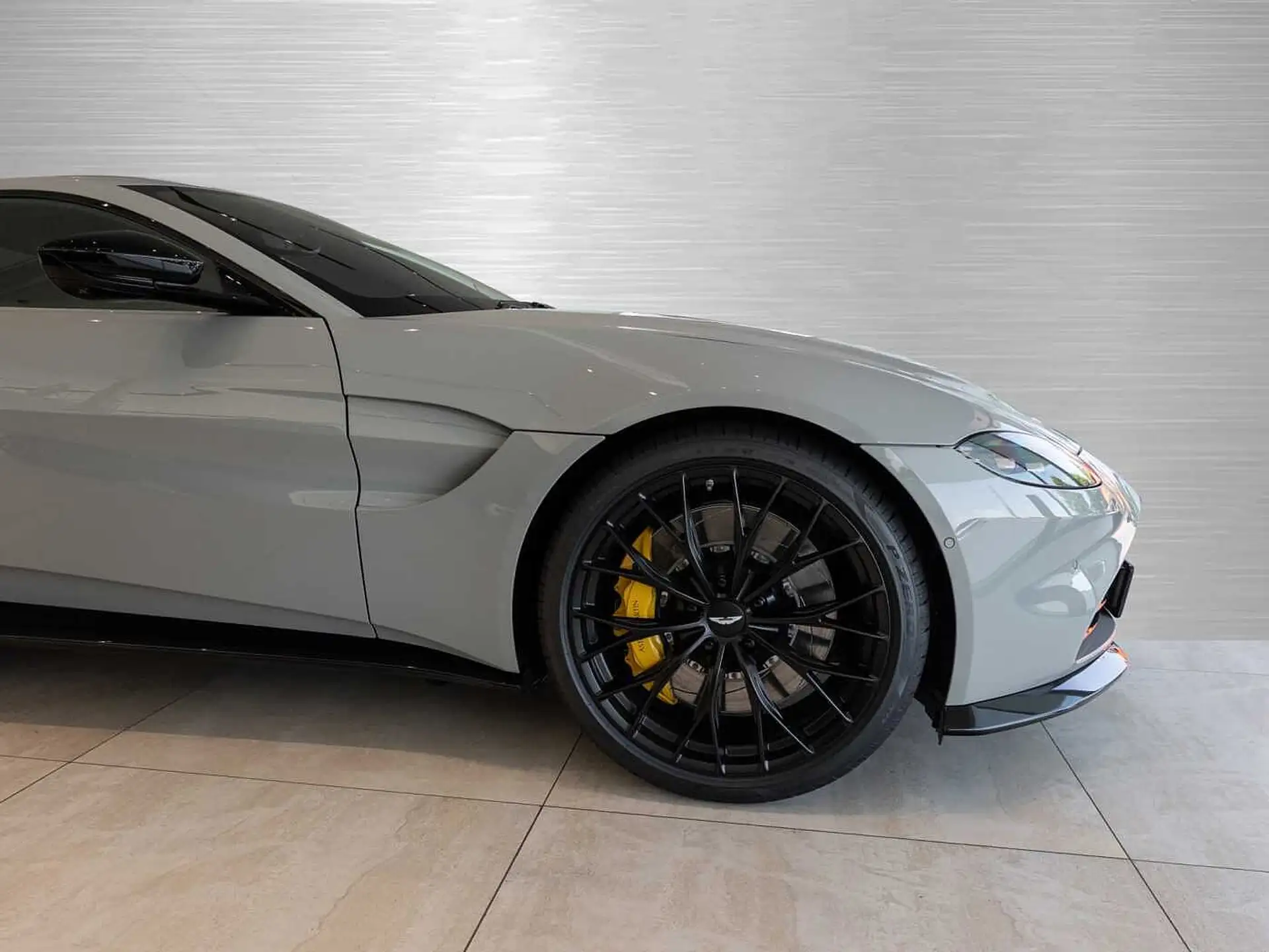 애스턴마틴 밴티지 V8 Coupe 2023 화이트 사진 7