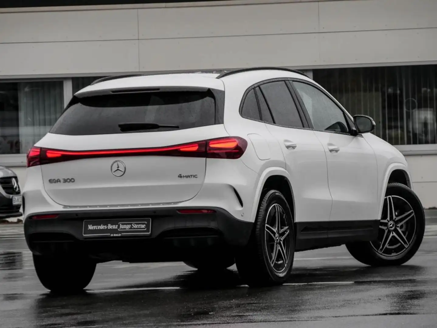 Mercedes-Benz EQA 300 4M AMG-Sport/Pano/Night/Memo/Ambi/Totw Blanc - 2