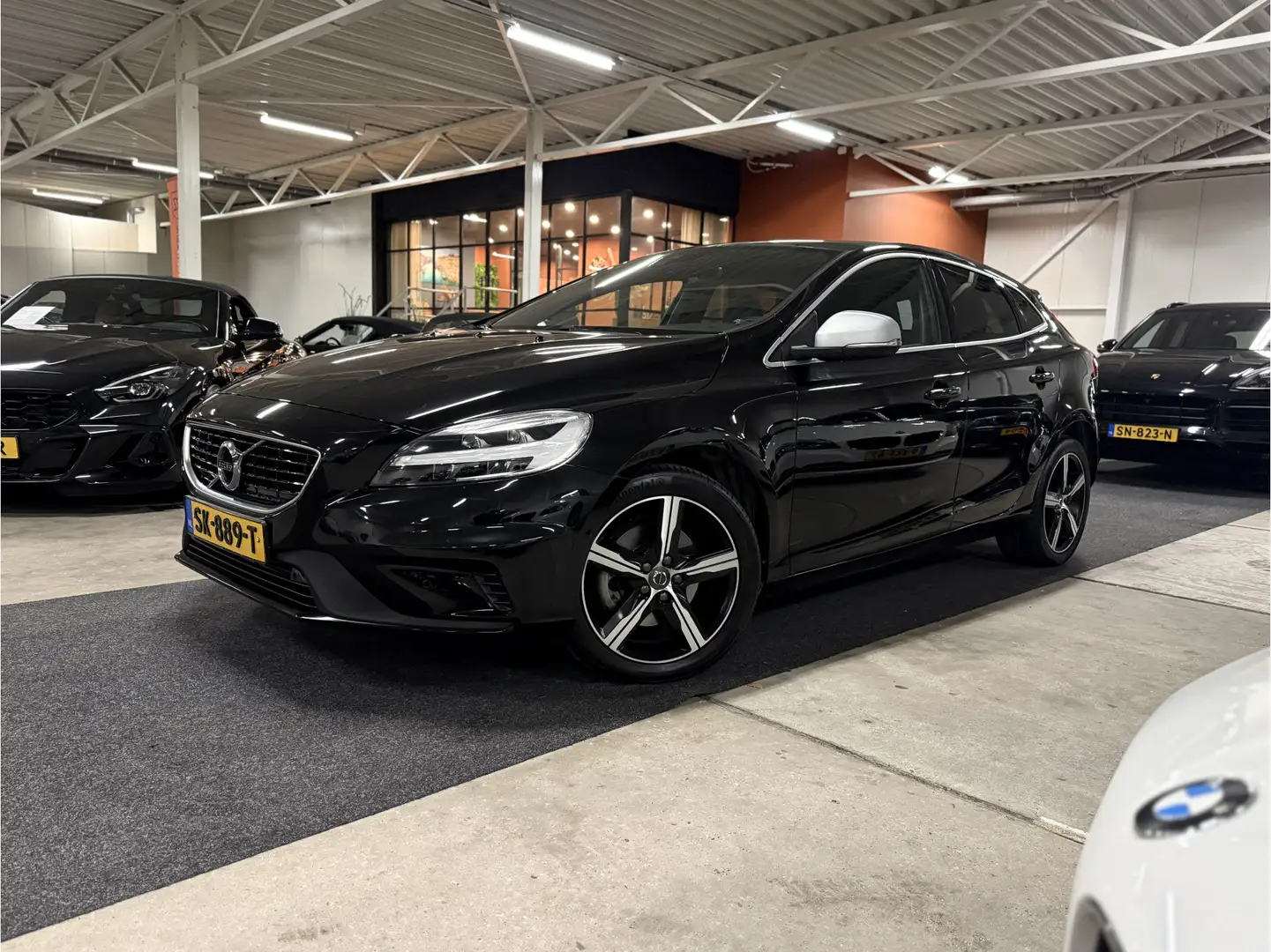 Volvo V40 2.0 T4 Business Sport l Pano l Leder l Trekhaak l Schwarz - 1