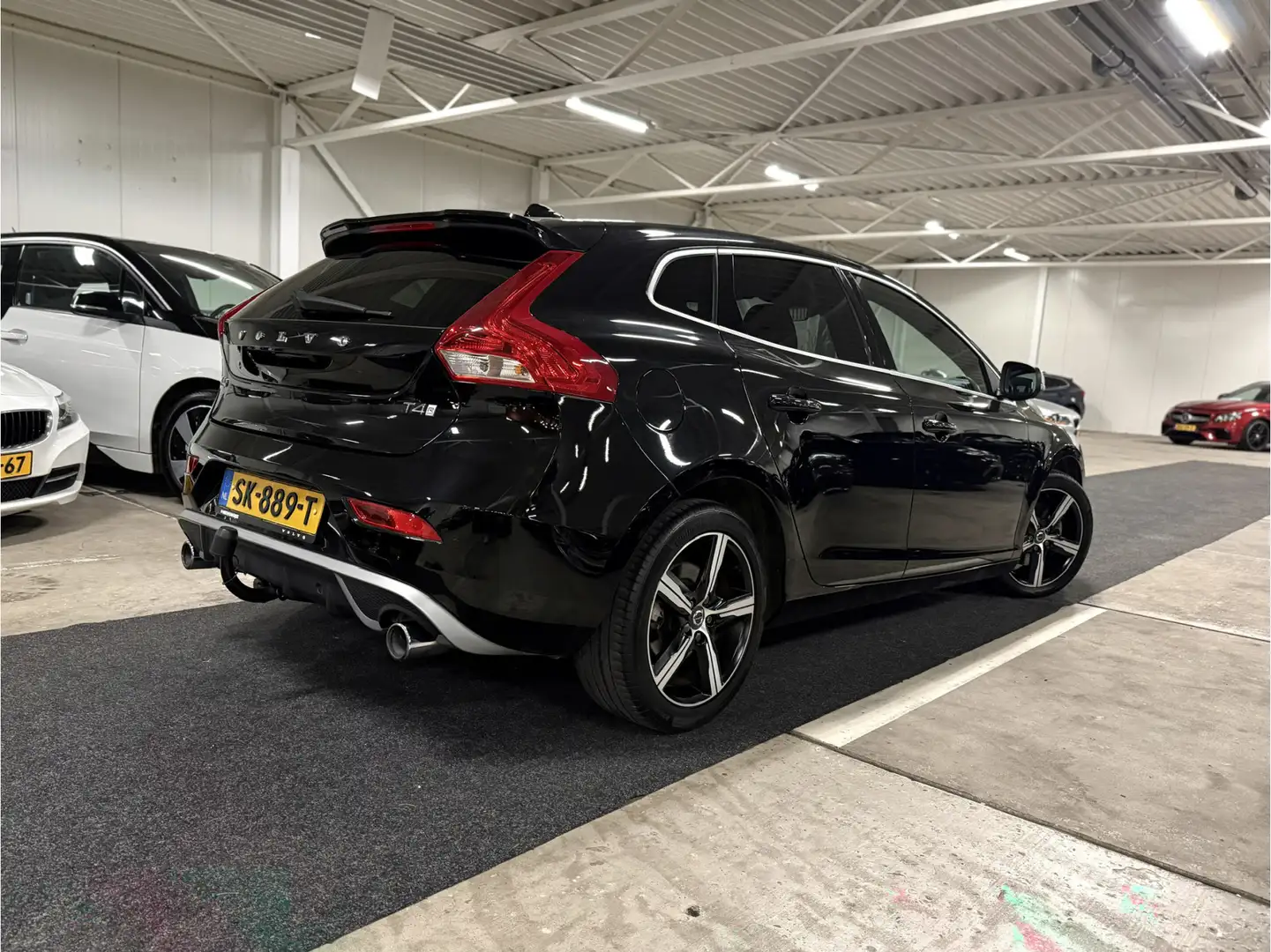 Volvo V40 2.0 T4 Business Sport l Pano l Leder l Trekhaak l Schwarz - 2