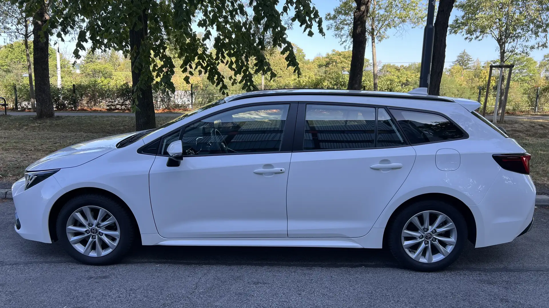 Toyota Corolla 2. 0 Hybrid Touring Sports Business Edition Weiß - 2