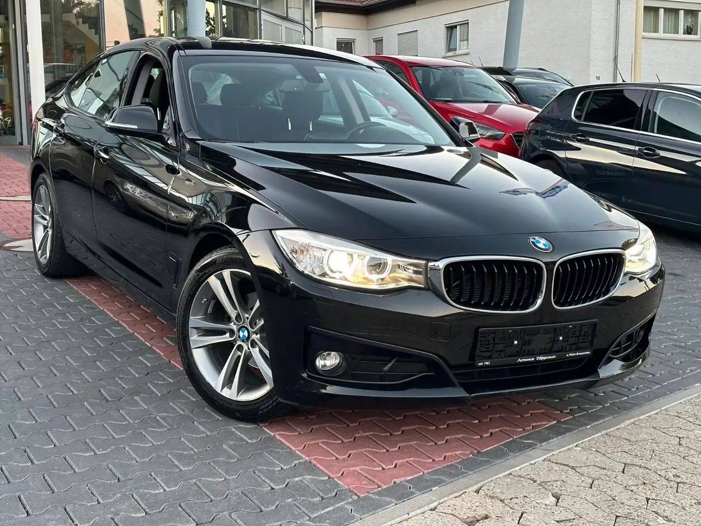 BMW 318 318d GT Navi. Sportsitze. PDC. Noir - 2