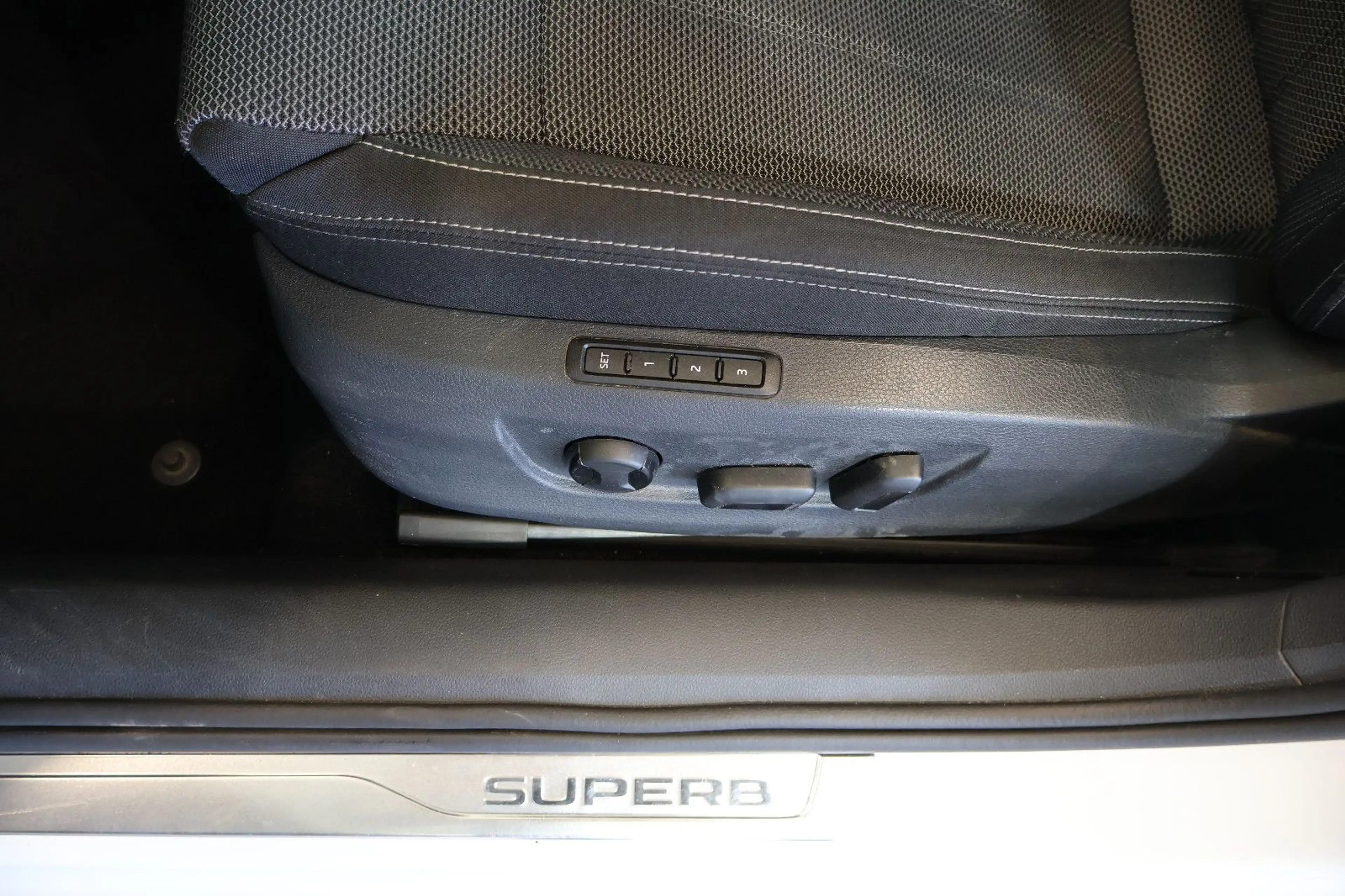 Skoda Superb 2.0 TDI Style AID+ACC+KAM+MEM+LED+19"+AHK — photo 14