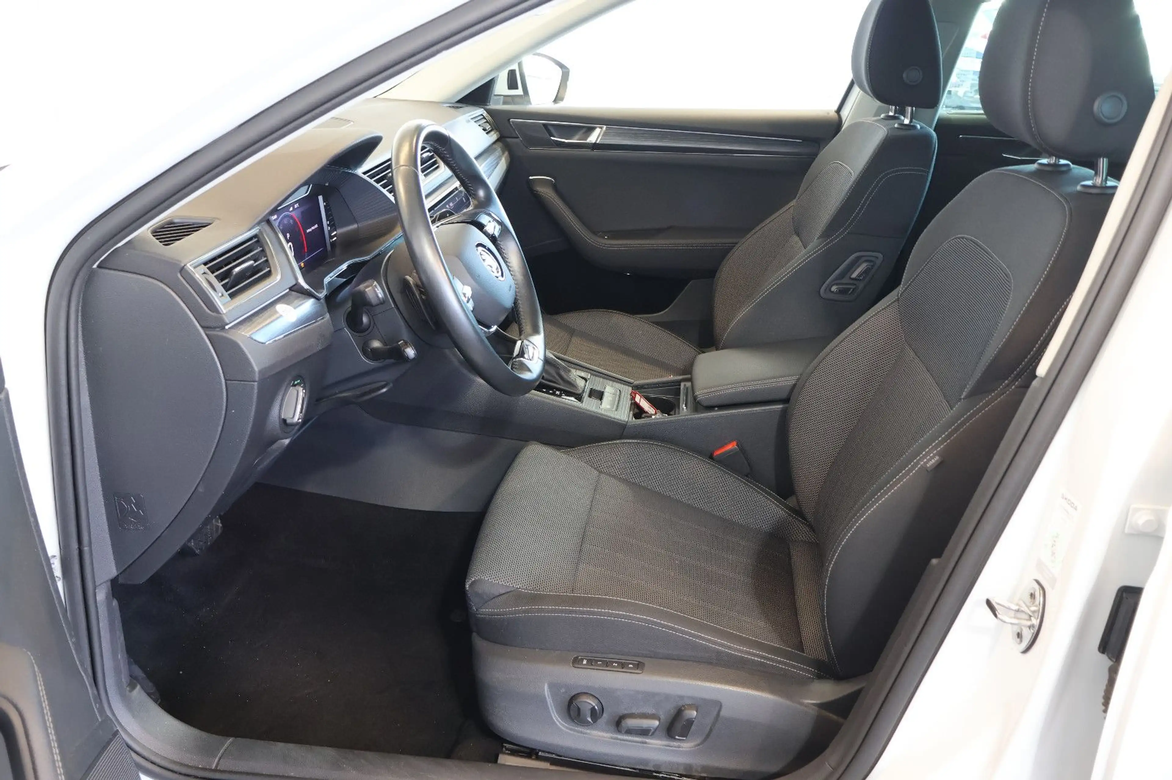 Skoda Superb 2.0 TDI Style AID+ACC+KAM+MEM+LED+19"+AHK — photo 13