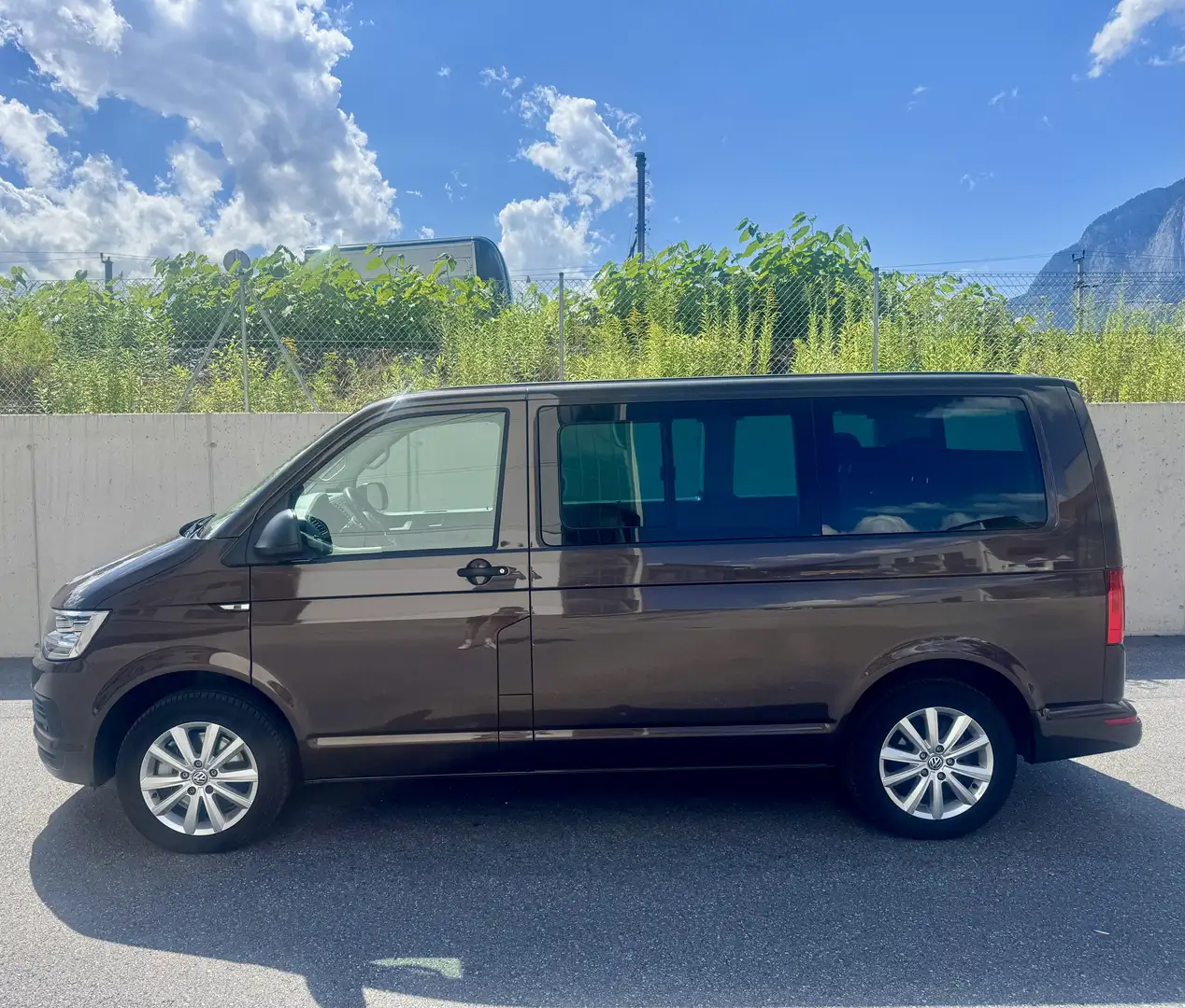 Volkswagen T6 Multivan Trendline 2,0 TDI 4Motion BMT Braun - 2