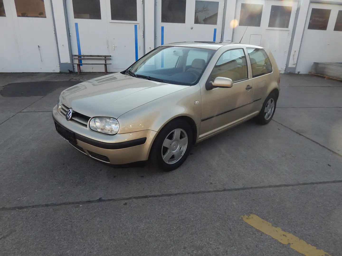 Volkswagen Golf 1.6 Automatik*TÜV-1/2027*SCHIEBEDACH* Gold - 1