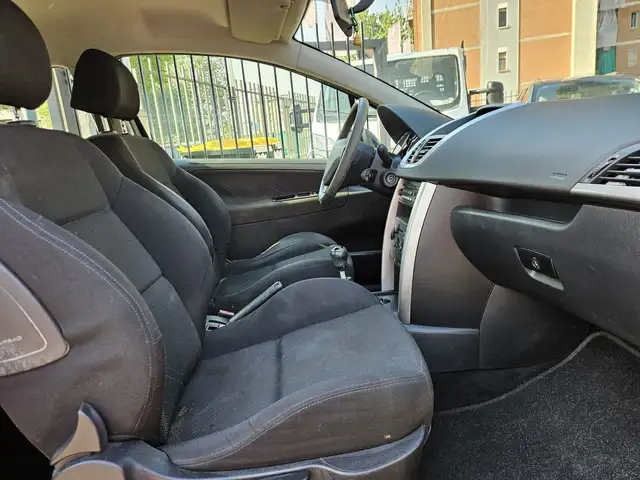 Peugeot 207 view 10
