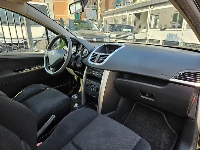 Peugeot 207 view 9