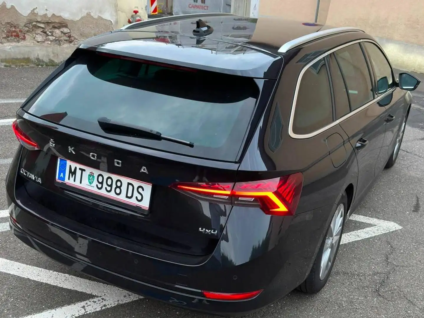Skoda Octavia Octavia Combi 2,0 TDI 4x4 Style DSG Style Schwarz - 2