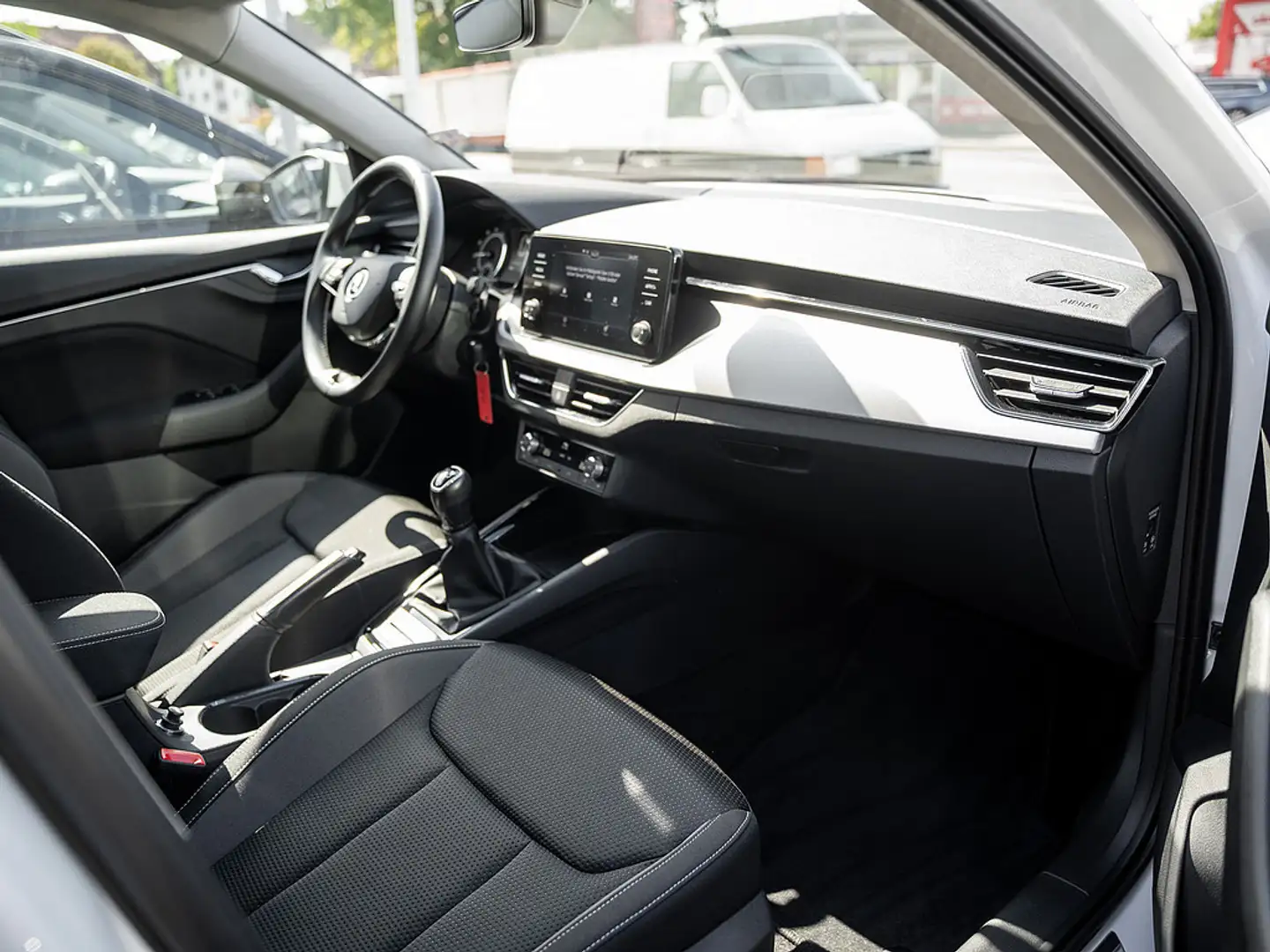 Skoda Kamiq 1.0 TSI Tour AHK PDC LED ALU KLIMA Weiß - 2