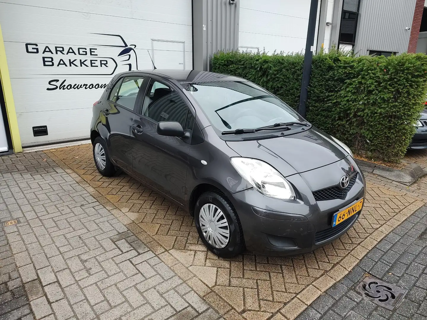 Toyota Yaris 1.0 VVTi Acces Airco Nieuwe APK Grijs - 2
