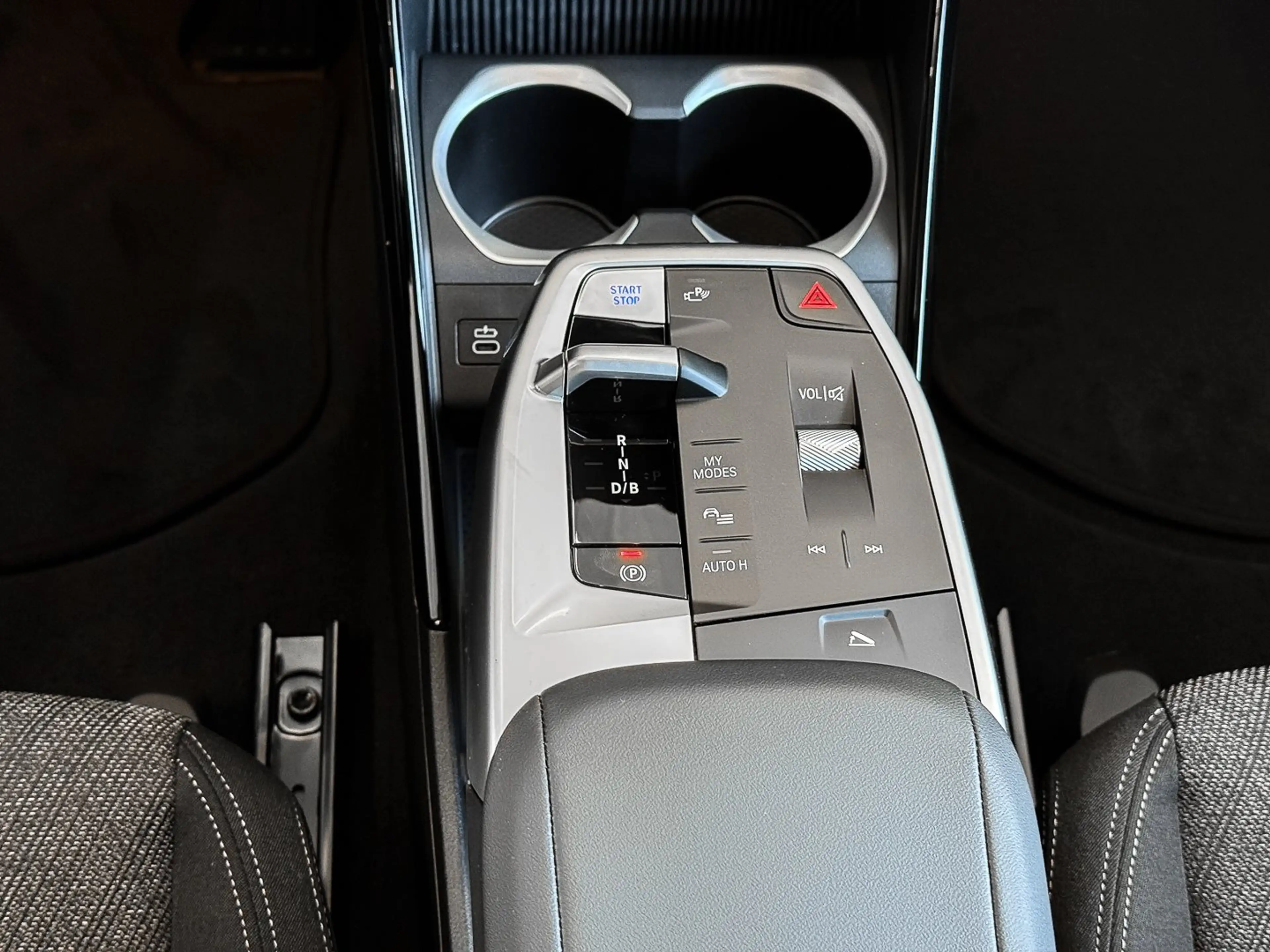 BMW iX2 eDrive20 ACC RFK NAVI Standh. LED PDC V+H — photo 10