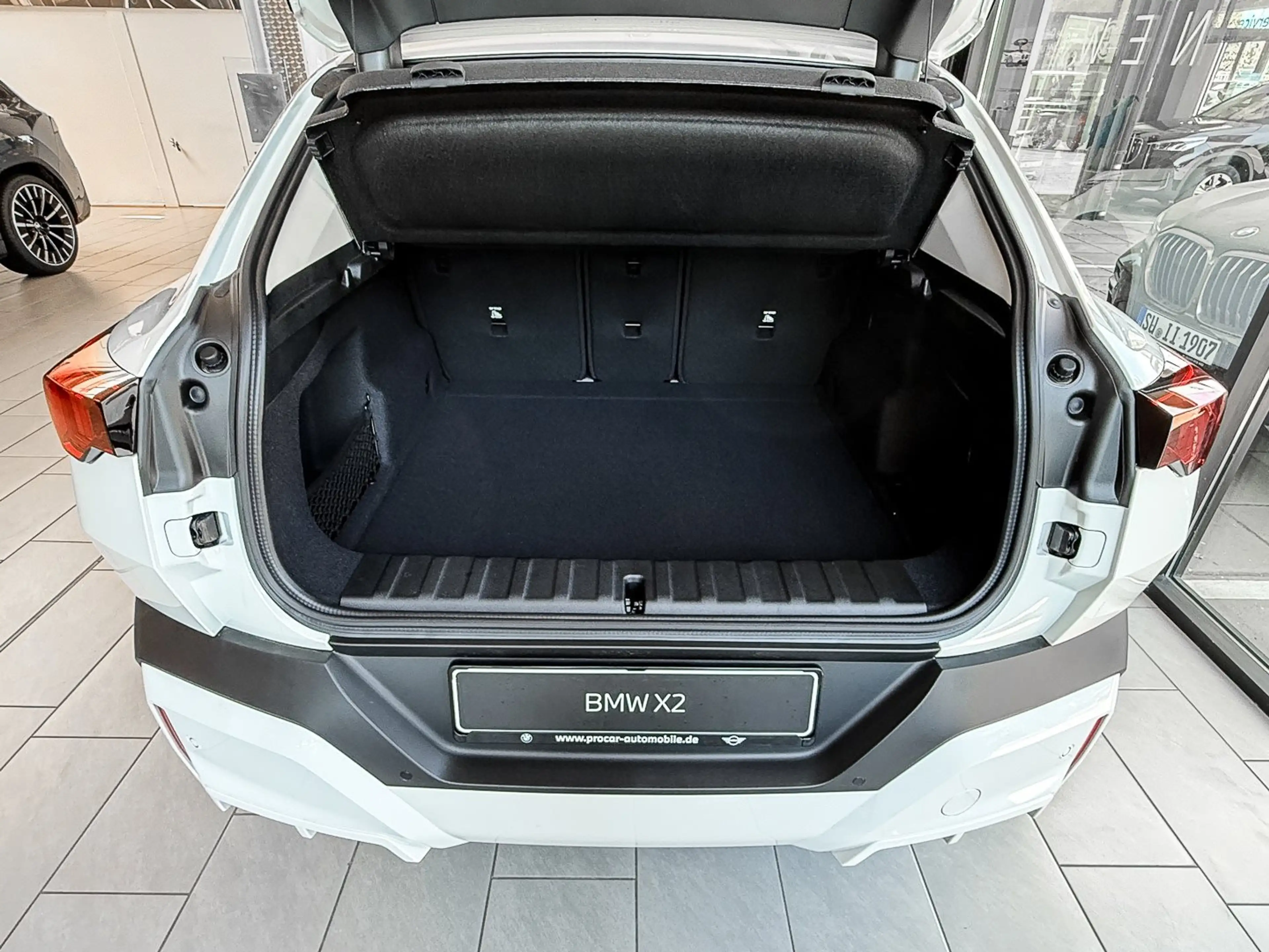 BMW iX2 eDrive20 ACC RFK NAVI Standh. LED PDC V+H — photo 15