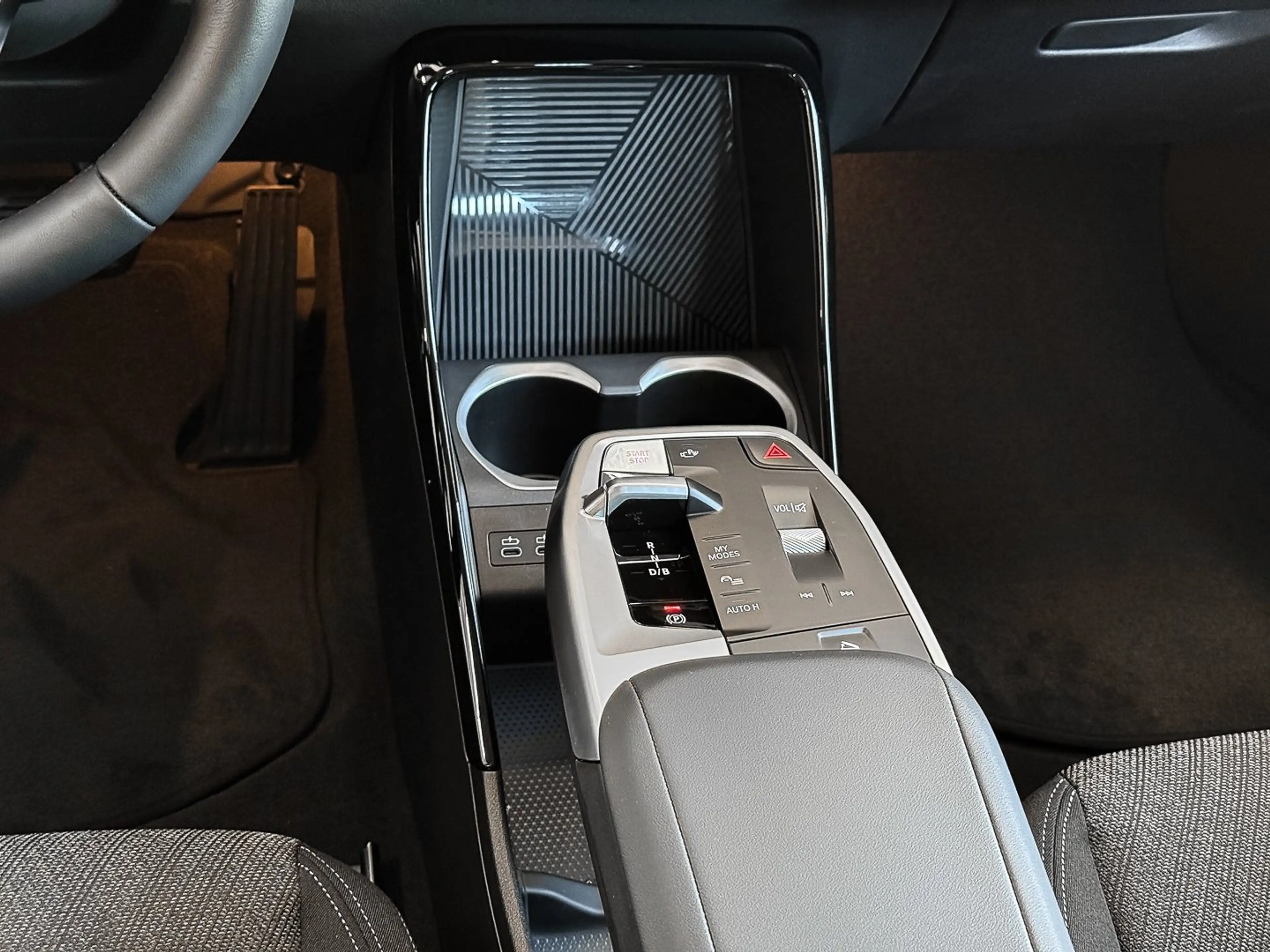 BMW iX2 eDrive20 ACC RFK NAVI Standh. LED PDC V+H — photo 9