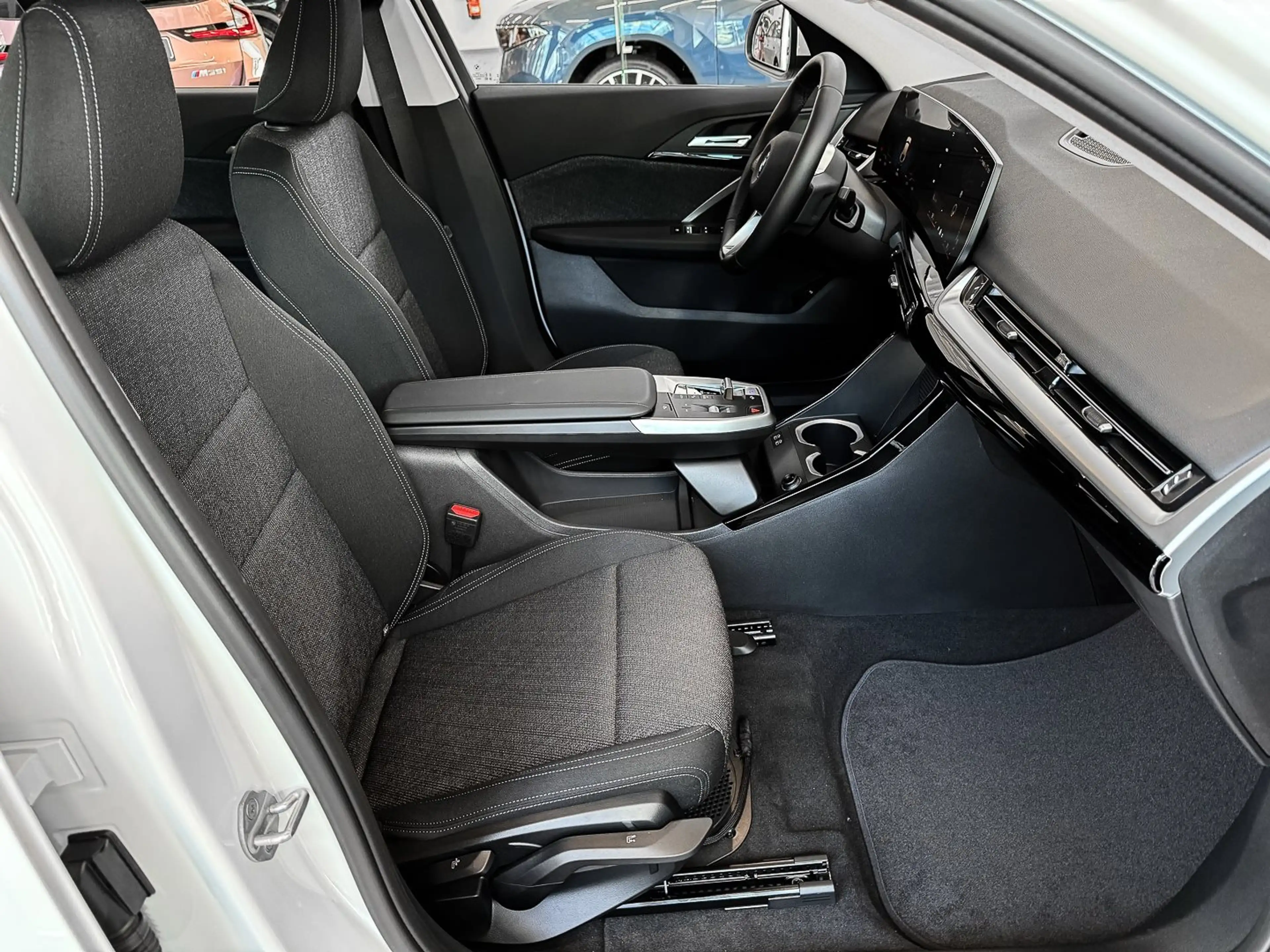 BMW iX2 eDrive20 ACC RFK NAVI Standh. LED PDC V+H — photo 12