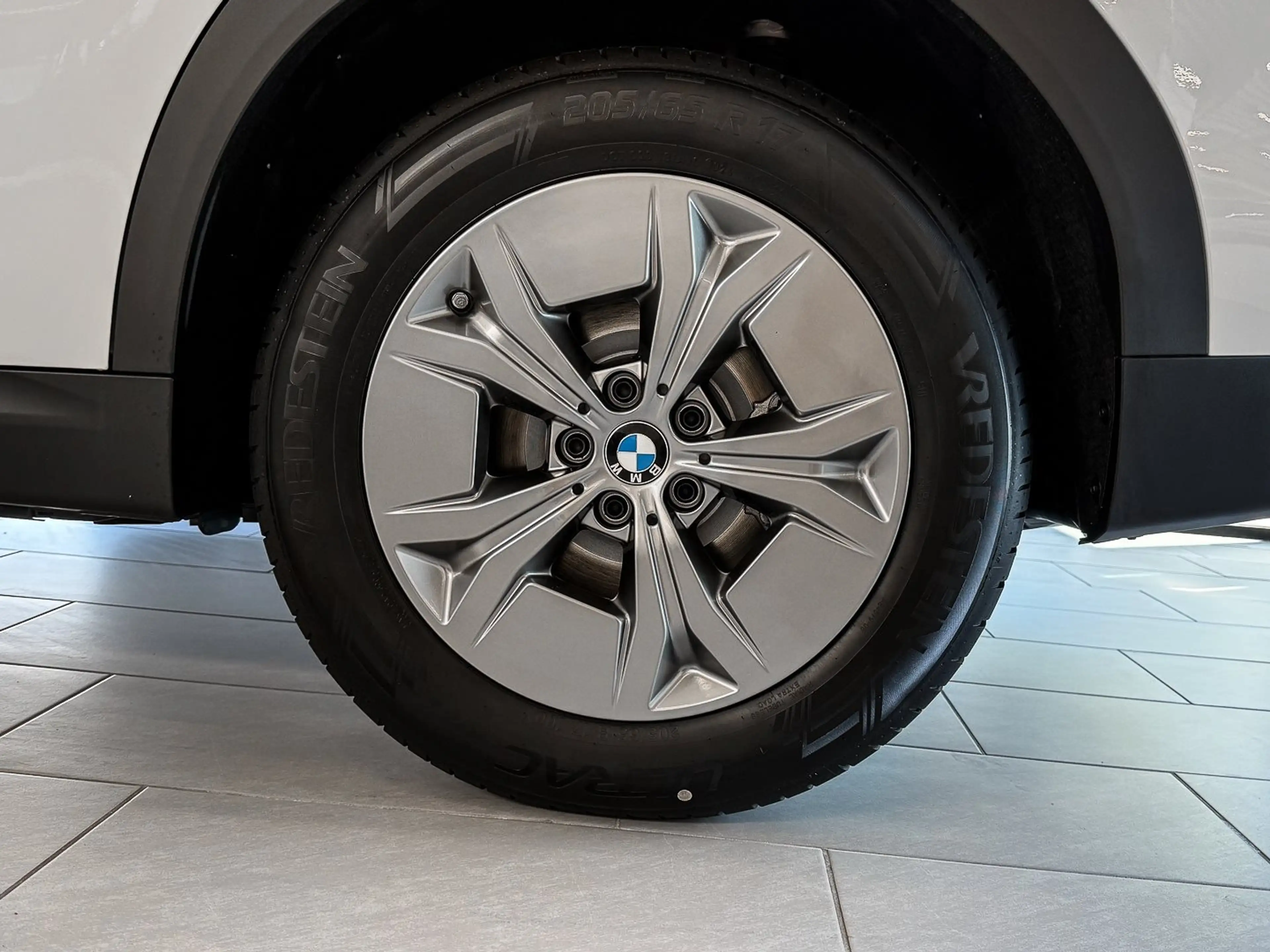 BMW iX2 eDrive20 ACC RFK NAVI Standh. LED PDC V+H — photo 4