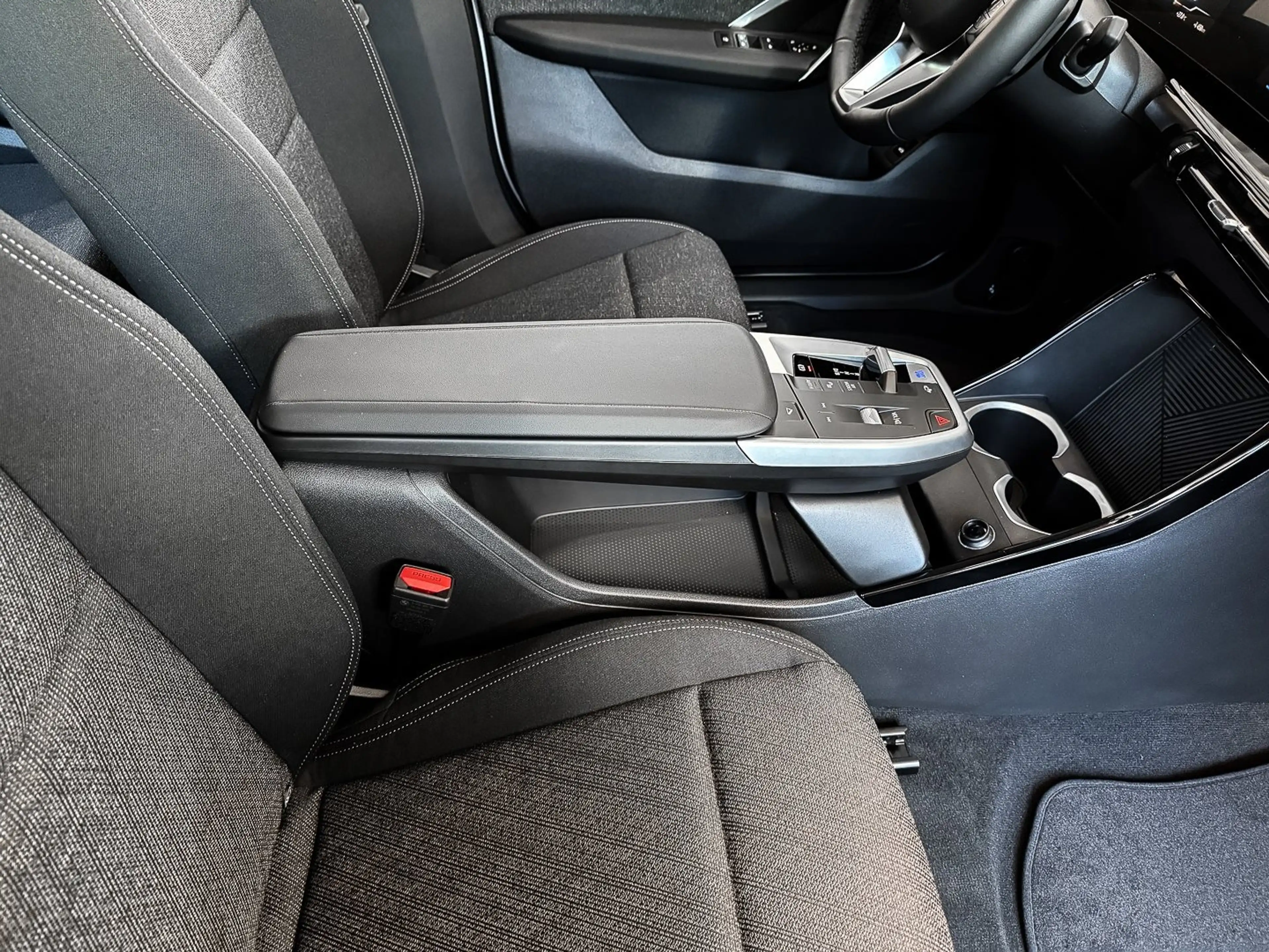BMW iX2 eDrive20 ACC RFK NAVI Standh. LED PDC V+H — photo 13