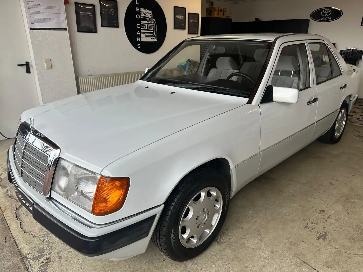 Mercedes-Benz 230 E Limosine 124, H Kennzeichen Alb - 1