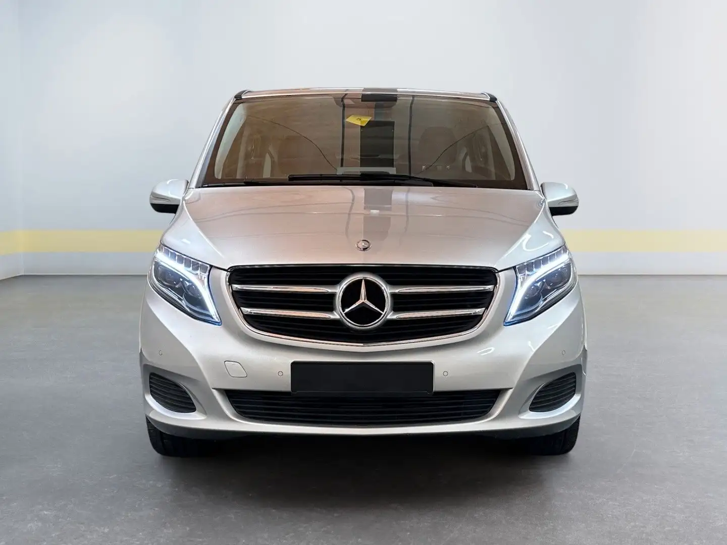 Mercedes-Benz V 220 d lang +AHK+SITZHZ+NAVI+6-SITZER+STANDHZ+ Stříbrná - 2