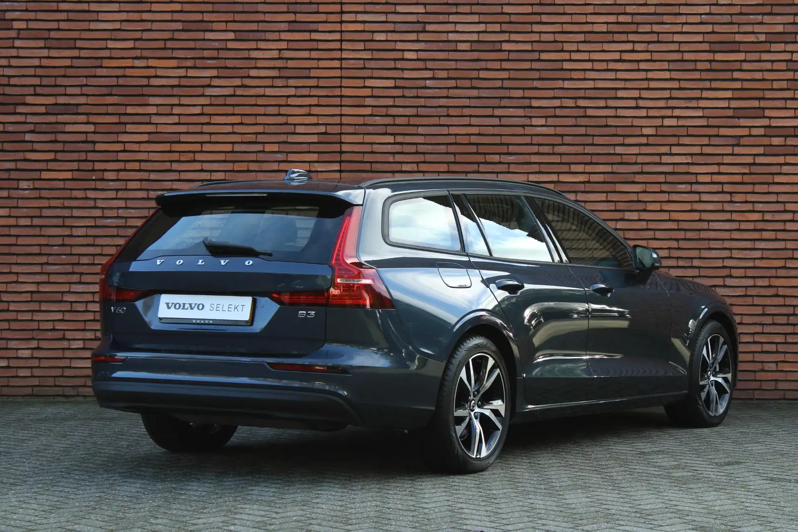 Volvo V60 B3 Automaat Essential | Adaptieve Cruise Control | Blauw - 2