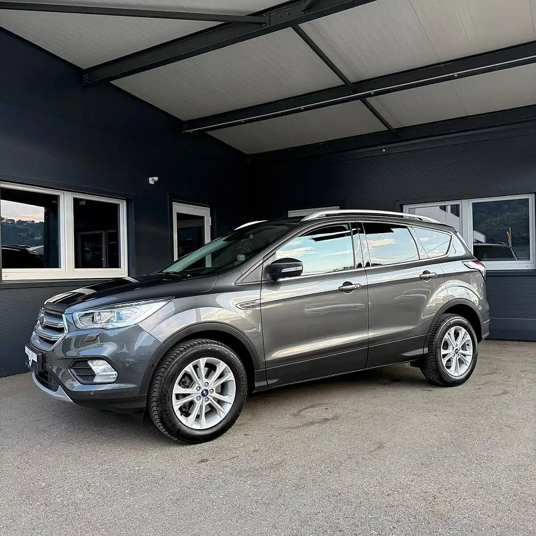 Ford Kuga 2,0 TDCi Titanium Grau - 2