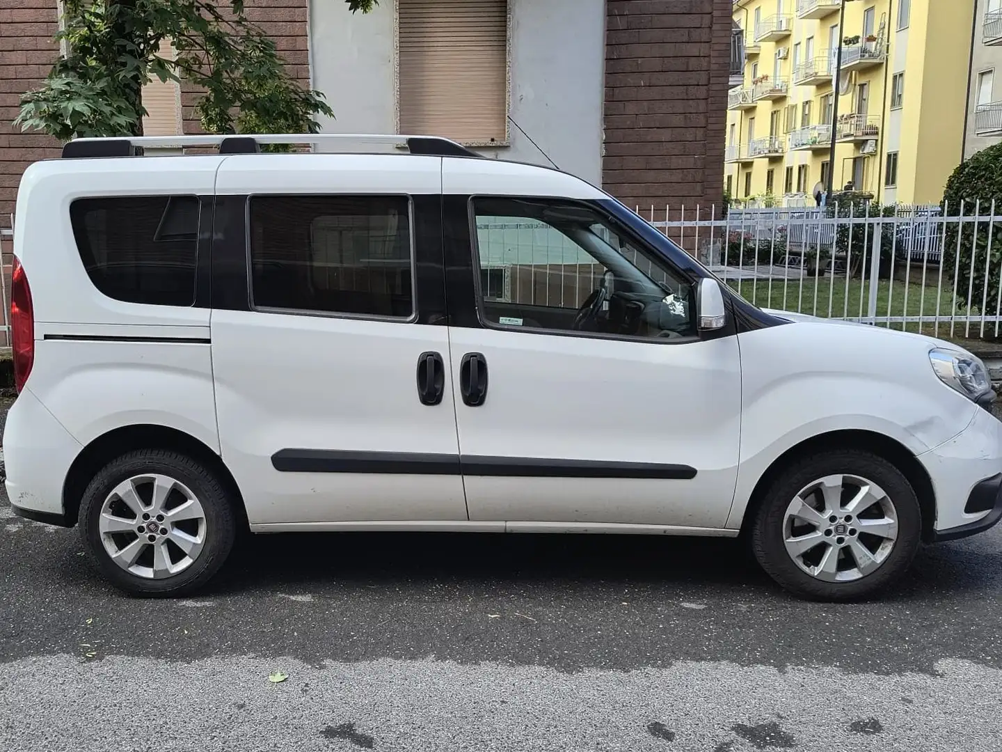 Fiat Doblo Doblo II 2015 1.4 16v natural power Lounge 120cv Bianco - 1