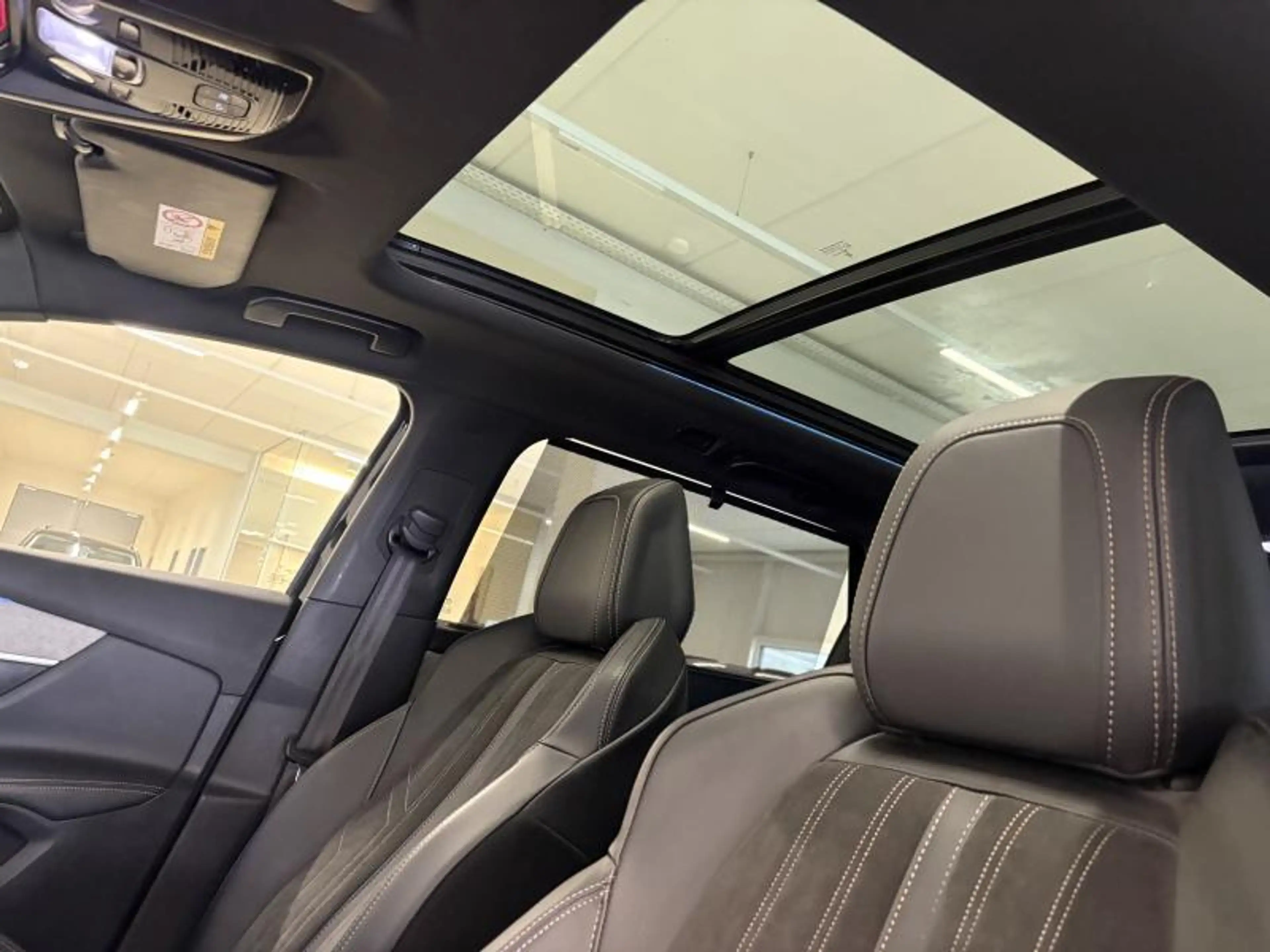 Peugeot 5008 GT - AUTOMATIQUE - TOIT OUVRANT - 7 PLACES — photo 11