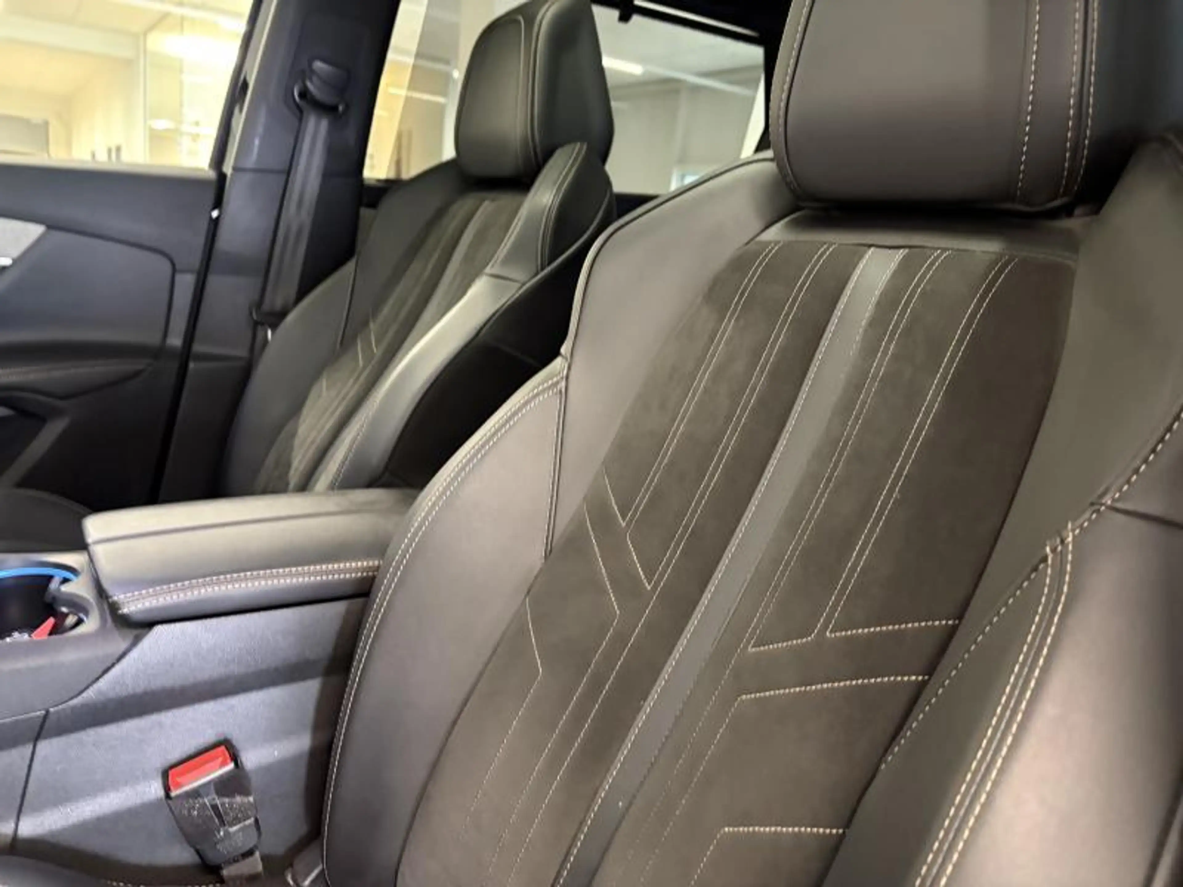 Peugeot 5008 GT - AUTOMATIQUE - TOIT OUVRANT - 7 PLACES — photo 8