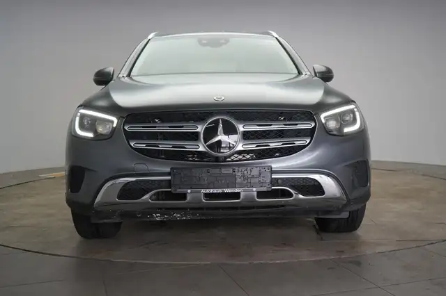 Mercedes-Benz 220 view 2