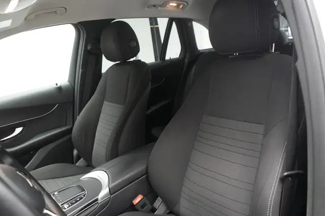 Mercedes-Benz 220 view 10
