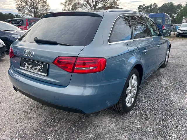 Audi A4 view 4