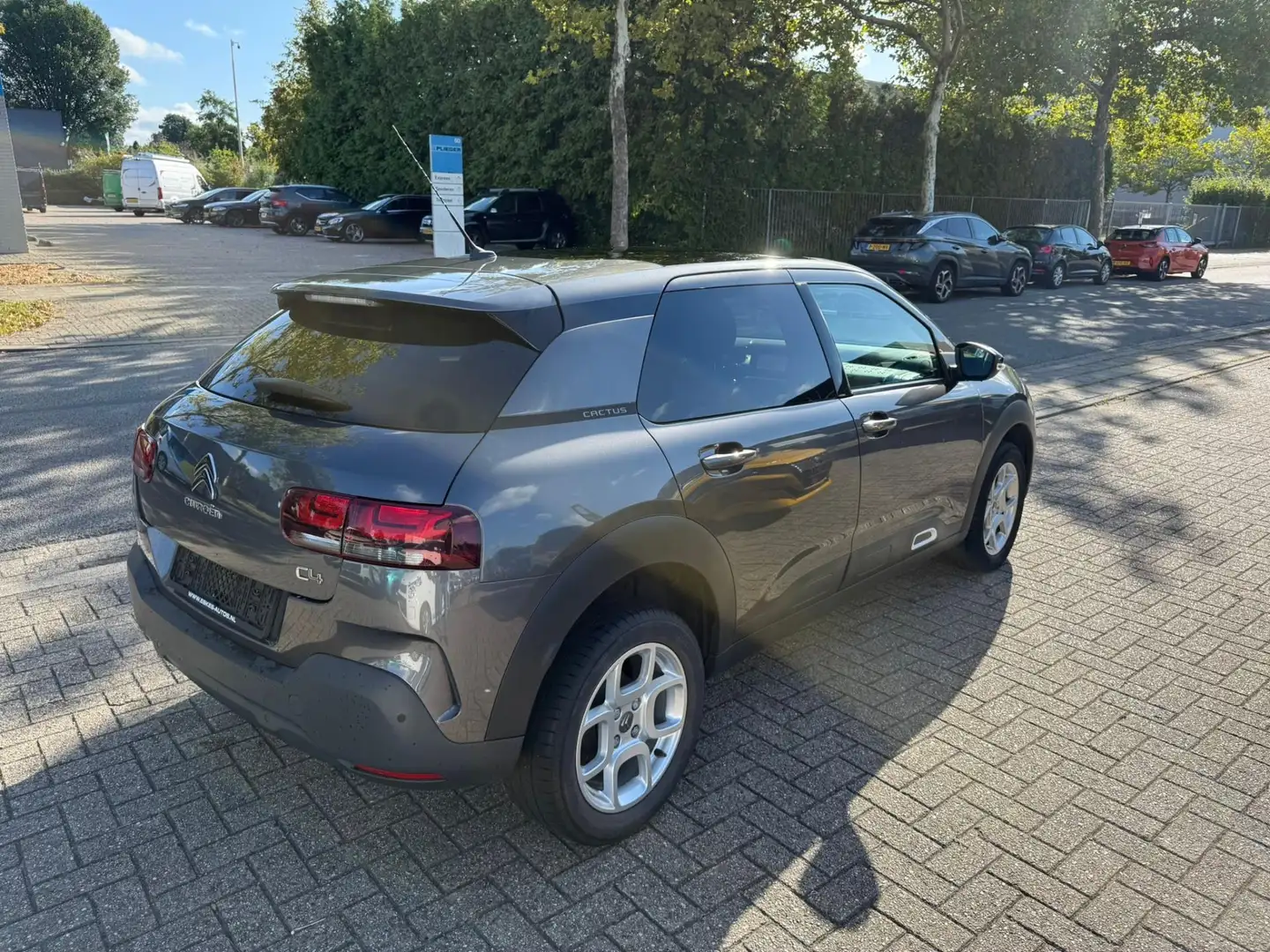 Citroen C4 Cactus 1.2 PureTech Feel, Panodak, Navi, 12 mnd Garantie Grijs - 2