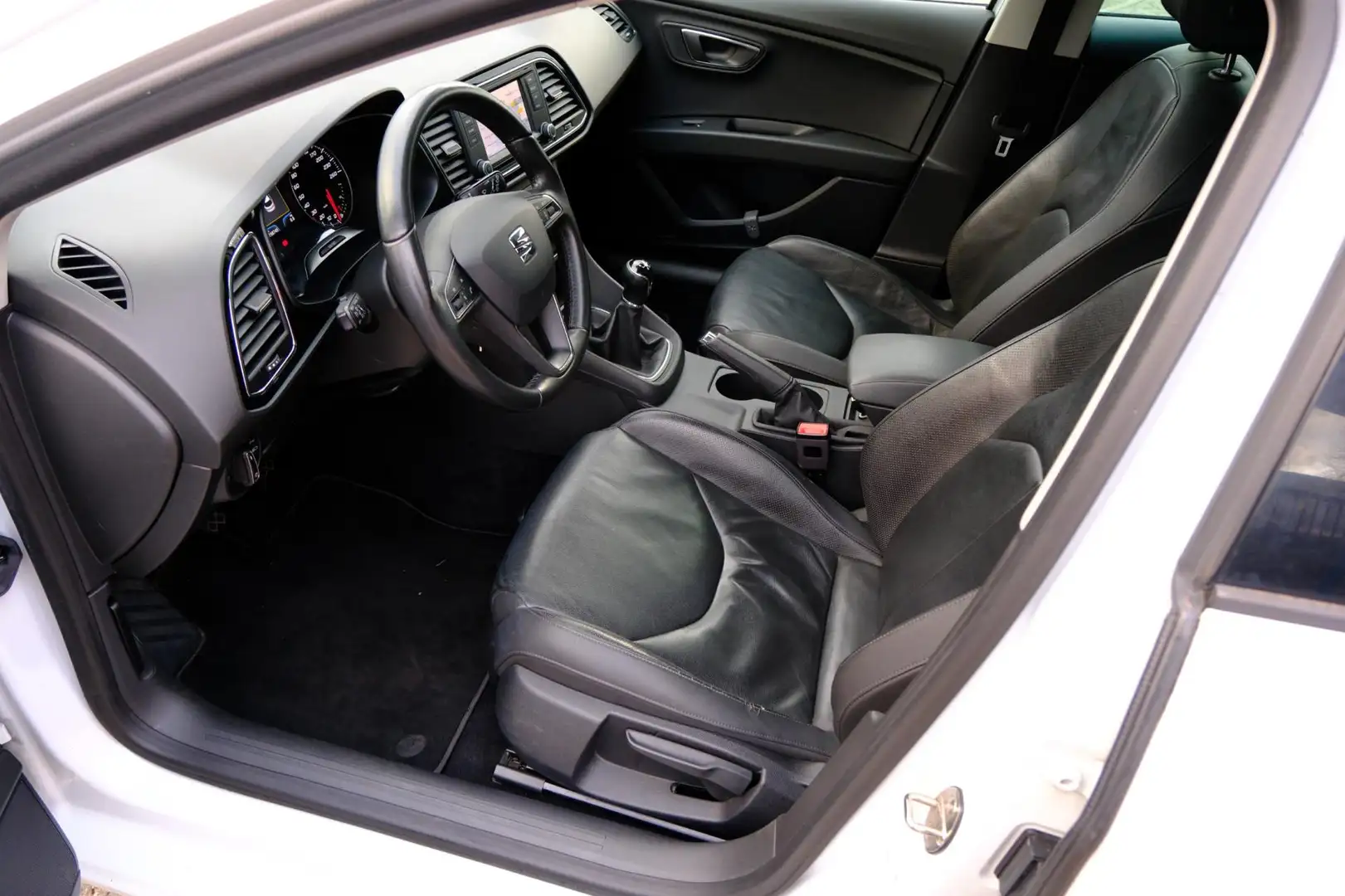 SEAT Leon ST 1.6 TDI Style Business Ecomotive Leder|Navi|LED Bianco - 2