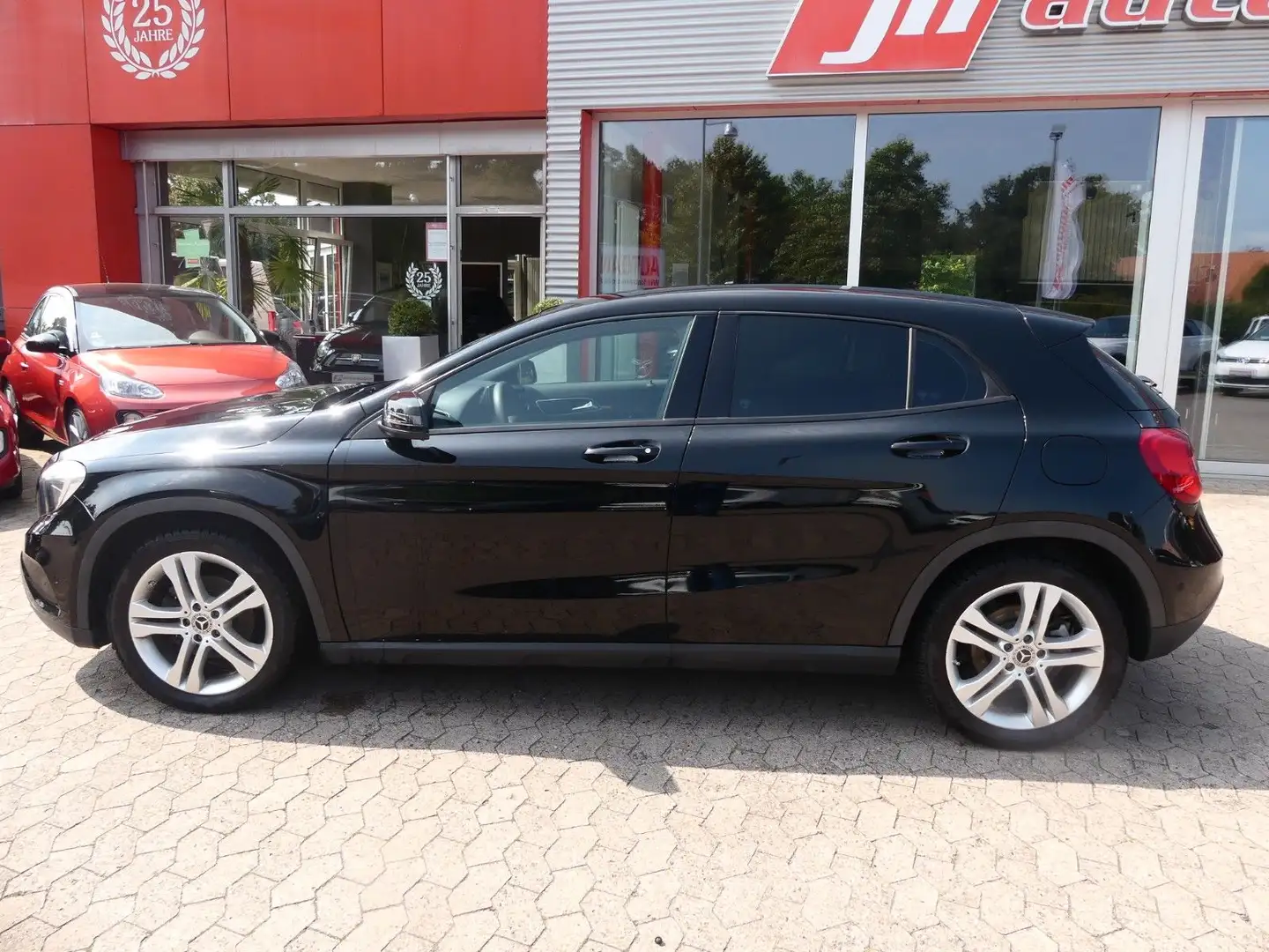 Mercedes-Benz GLA 200 Navi*SHZ*LED*PDC*AHK Zwart - 2