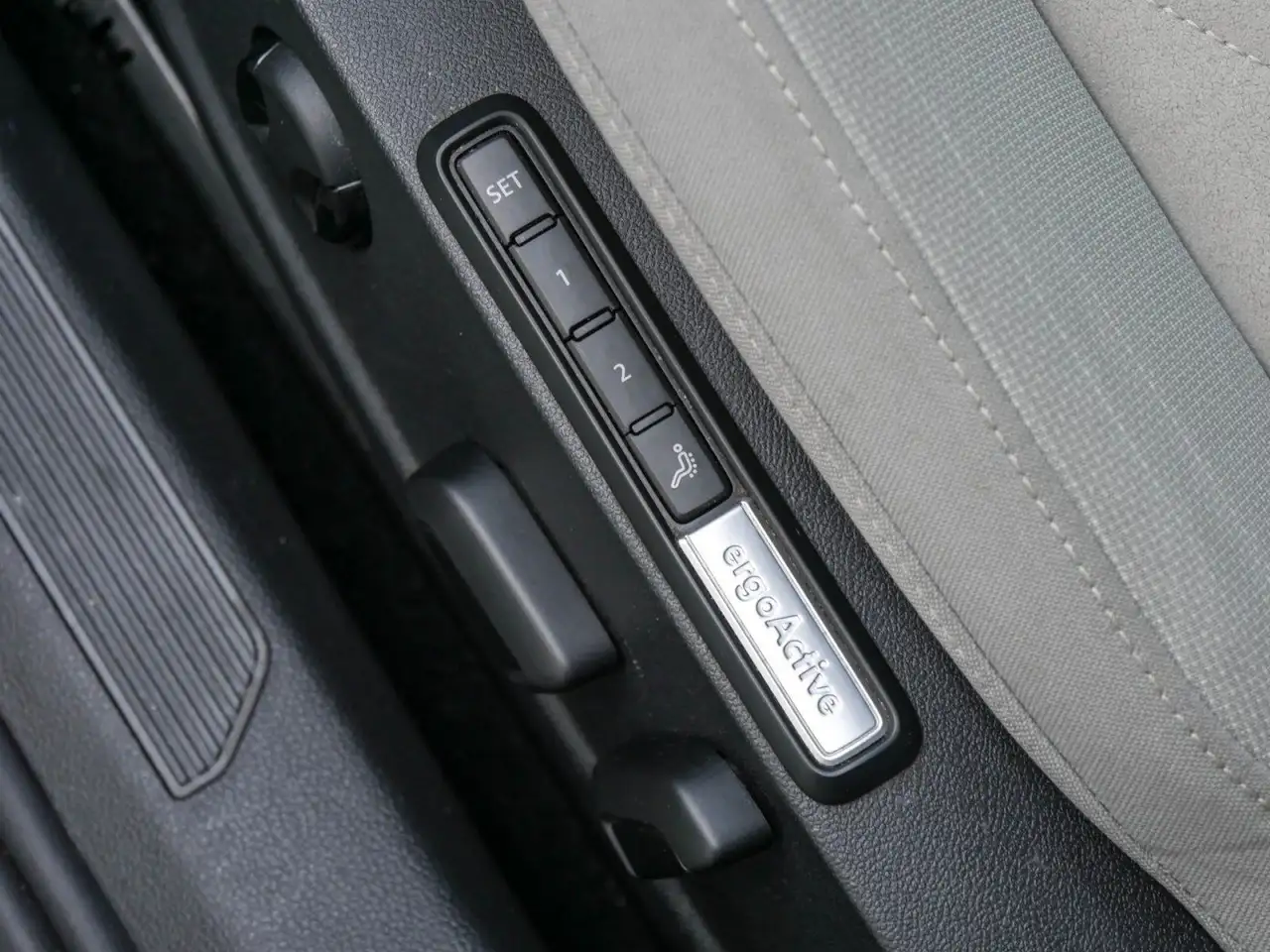 Volkswagen Golf VIII 1.5 eTSI Style DCC Pano Kamera Navi, миниатюра 15